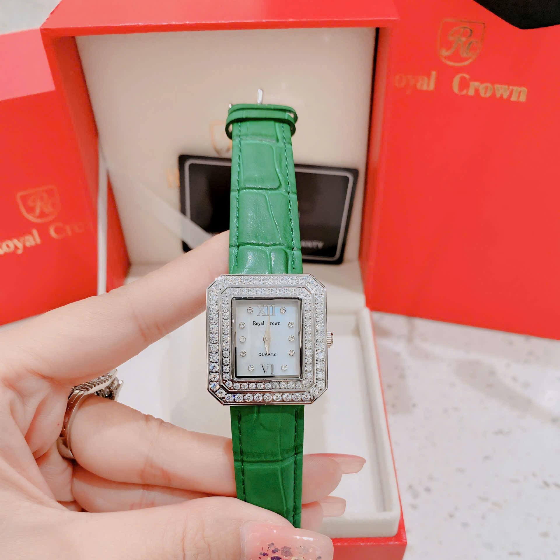 Đồng Hồ Royal Crown Mặt Vuông |Nữ Giới |Đính Đá |Dây Da Xanh Lá |Máy Pin (Quartz) |Size 34mm |donghogiatot.vn