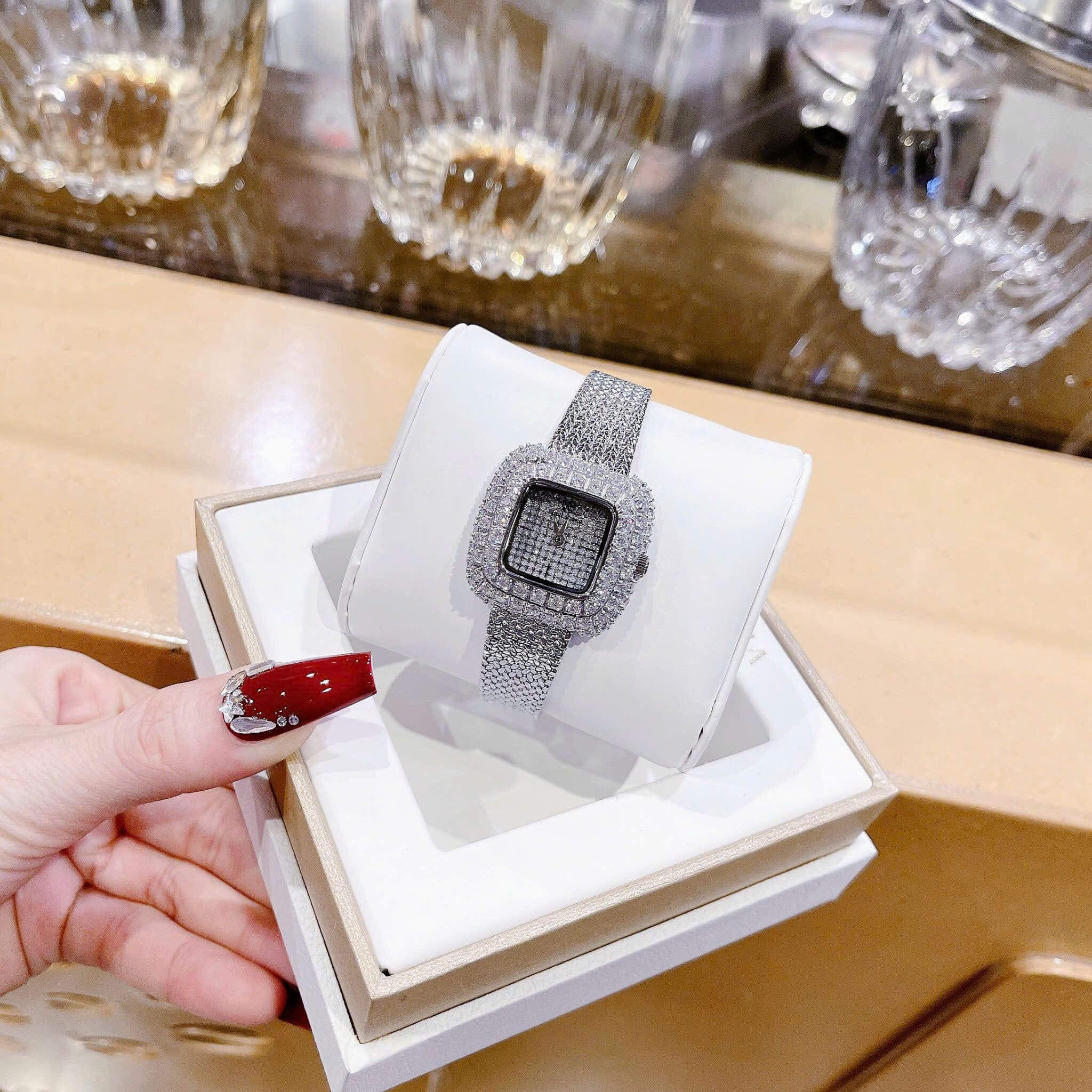 Đồng Hồ Royal Crown Mặt Vuông |Nữ Giới |Đính Đá |Dây Lưới Silver |Máy Pin (Quartz) |Size 30mm |donghogiatot.vn