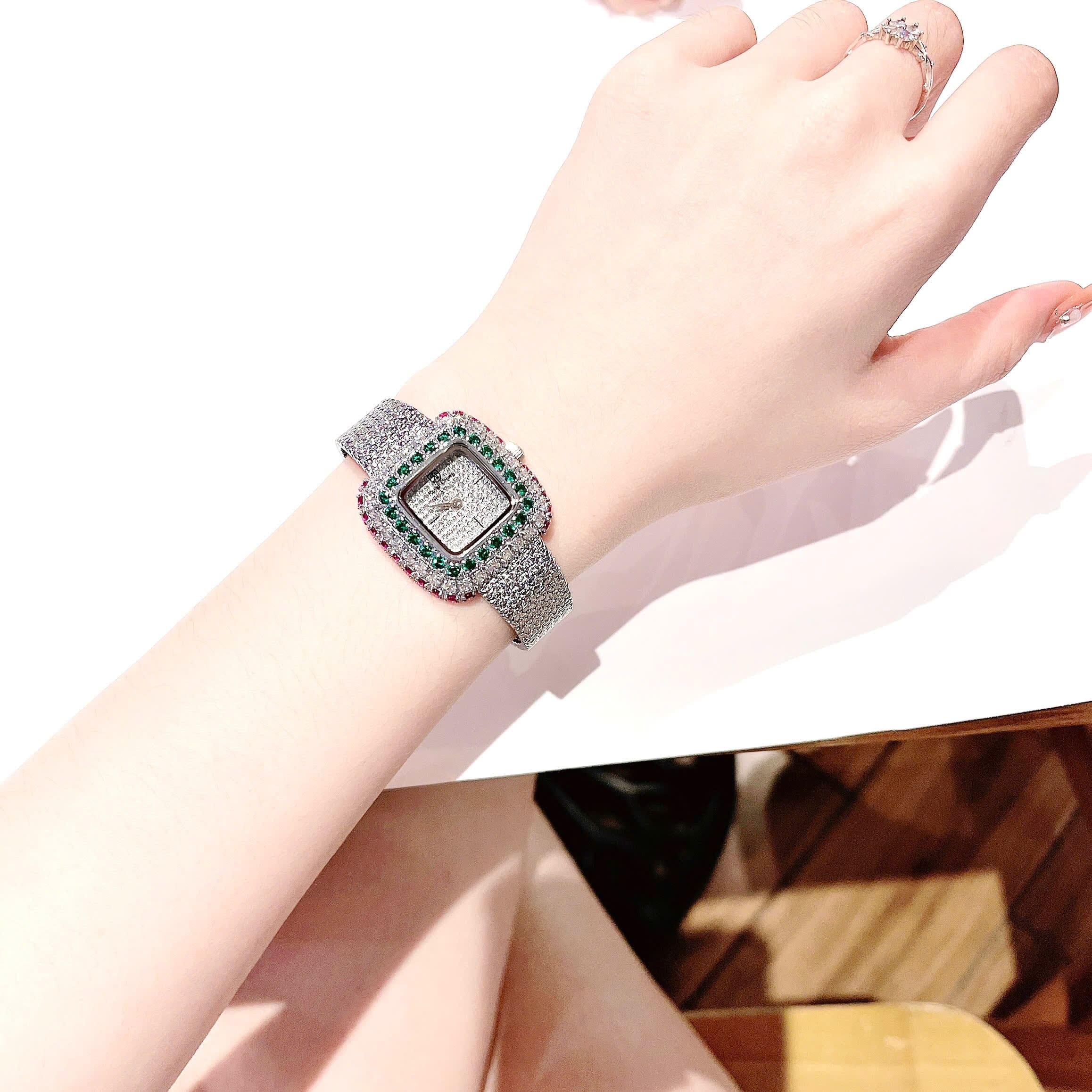 Đồng Hồ Royal Crown Mặt Vuông |Nữ Giới |Đính Đá Xanh Lá |Dây Lưới Silver |Máy Pin (Quartz) |Size 30mm |donghogiatot.vn