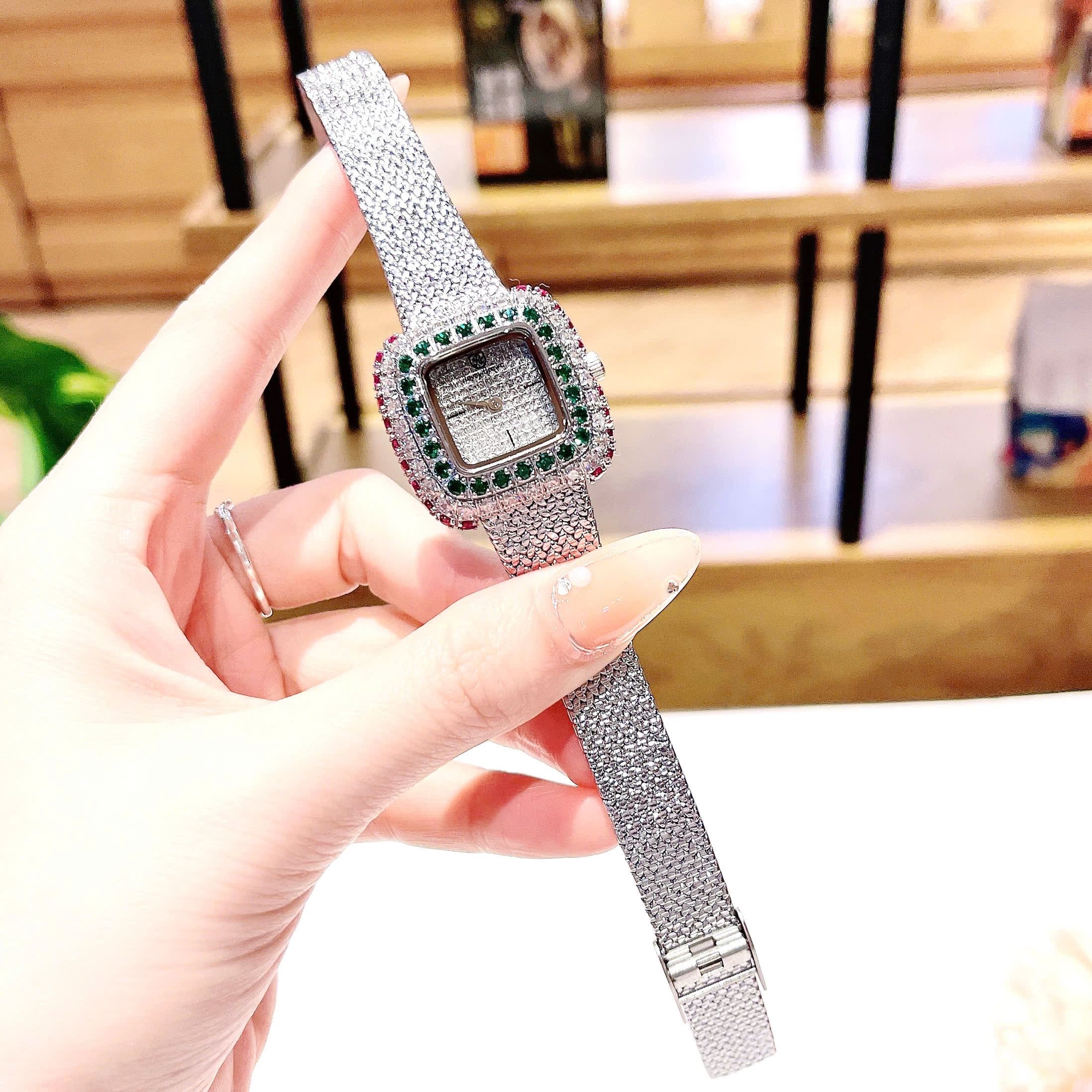 Đồng Hồ Royal Crown Mặt Vuông |Nữ Giới |Đính Đá Xanh Lá |Dây Lưới Silver |Máy Pin (Quartz) |Size 30mm |donghogiatot.vn