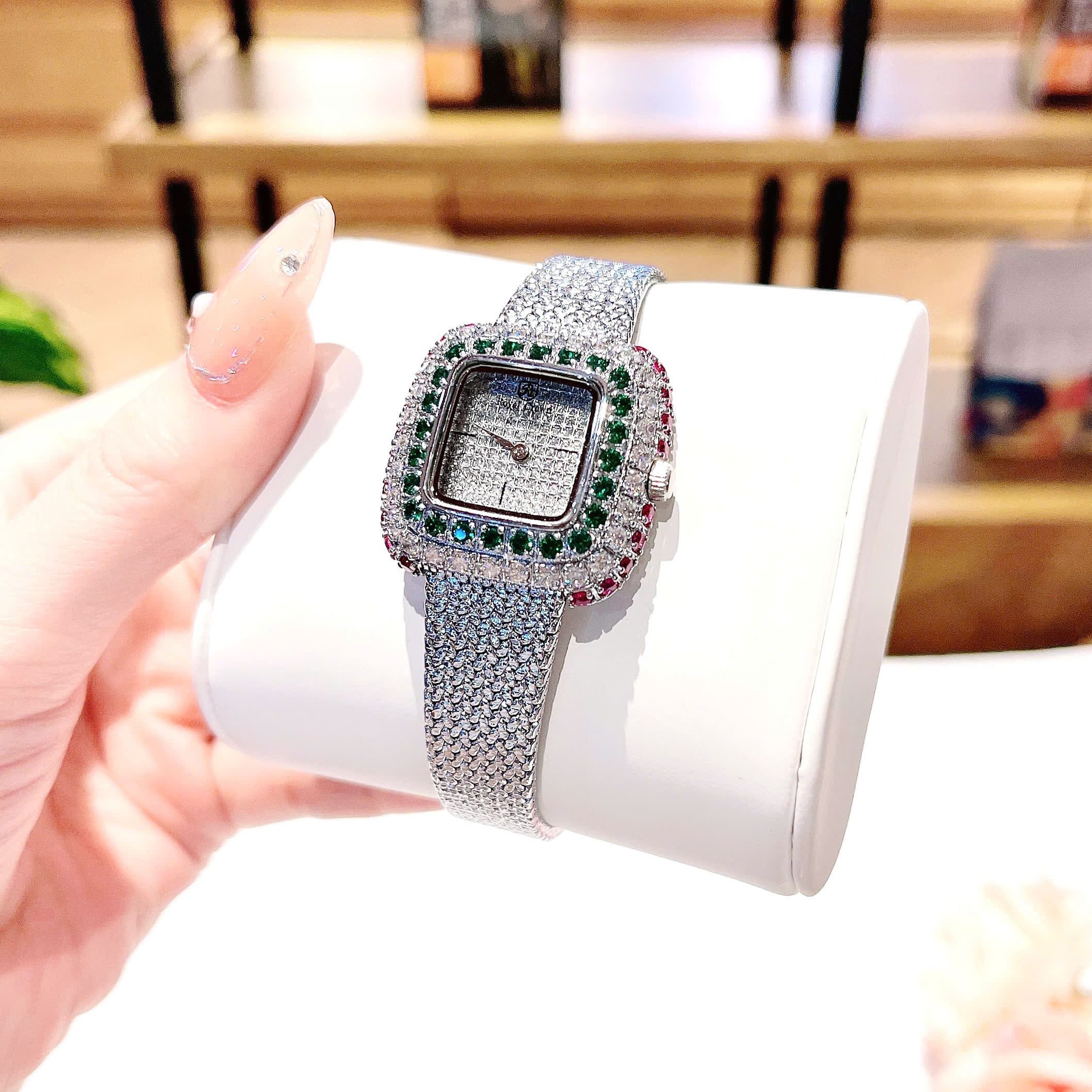 Đồng Hồ Royal Crown Mặt Vuông |Nữ Giới |Đính Đá Xanh Lá |Dây Lưới Silver |Máy Pin (Quartz) |Size 30mm |donghogiatot.vn