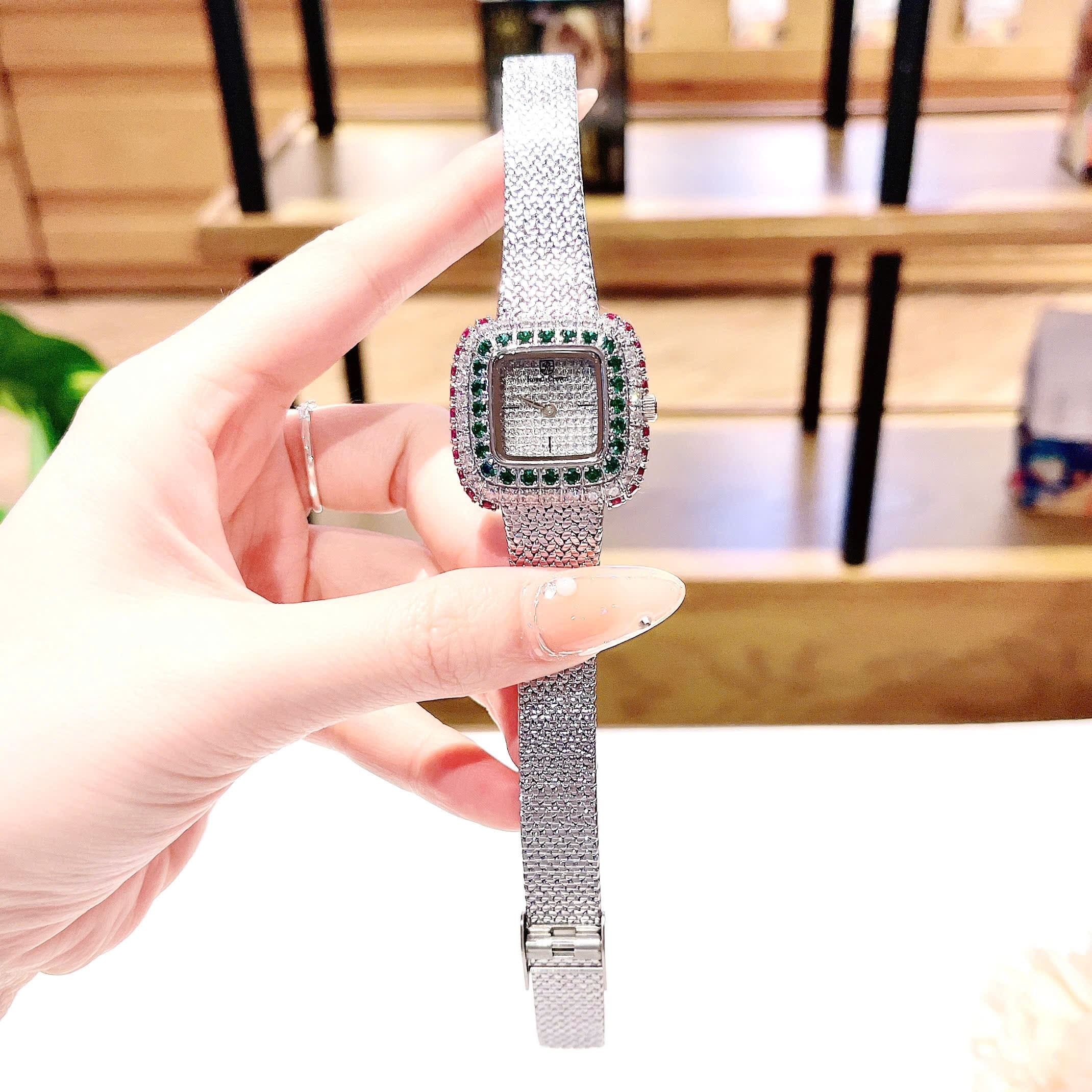 Đồng Hồ Royal Crown Mặt Vuông |Nữ Giới |Đính Đá Xanh Lá |Dây Lưới Silver |Máy Pin (Quartz) |Size 30mm |donghogiatot.vn