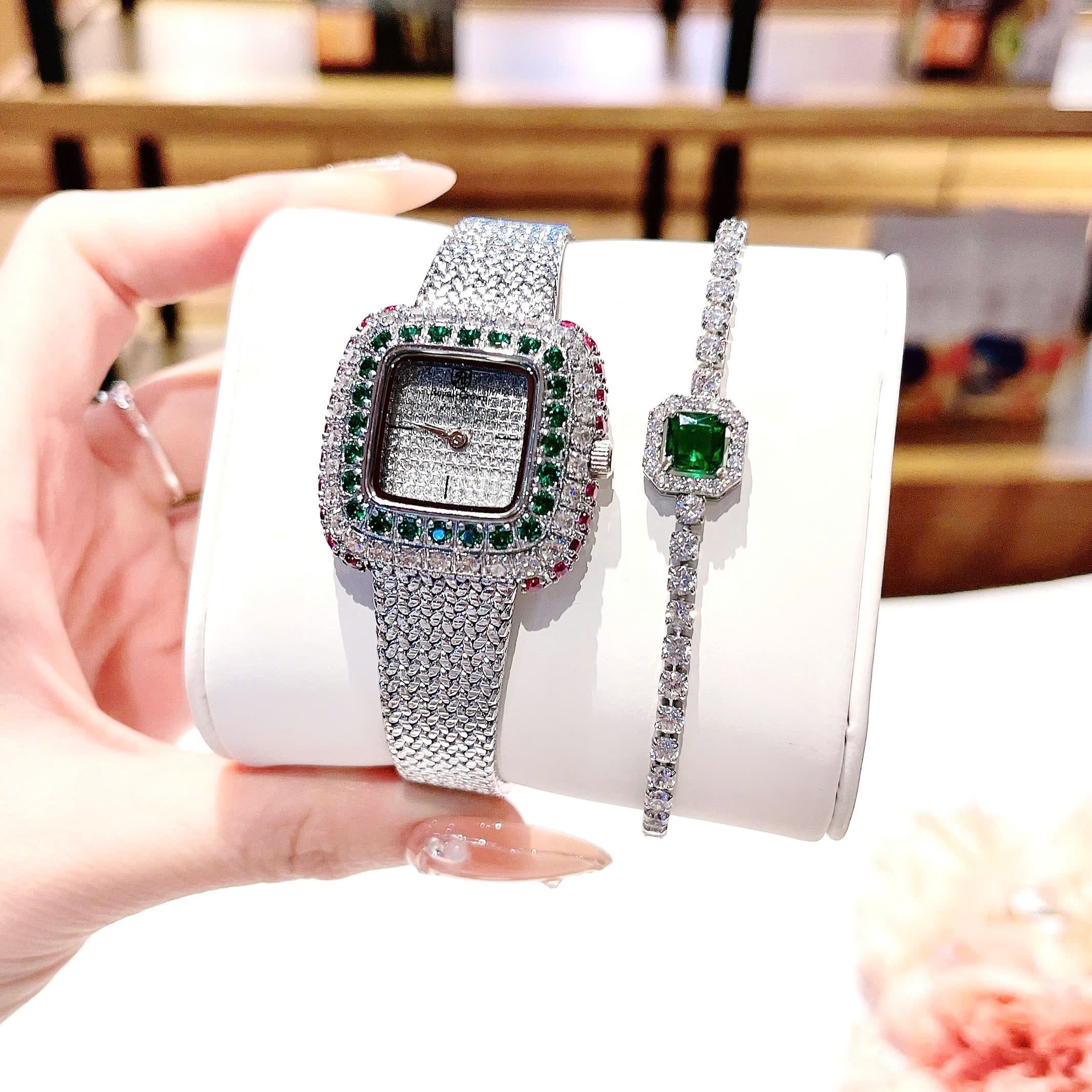 Đồng Hồ Royal Crown Mặt Vuông |Nữ Giới |Đính Đá Xanh Lá |Dây Lưới Silver |Máy Pin (Quartz) |Size 30mm |donghogiatot.vn