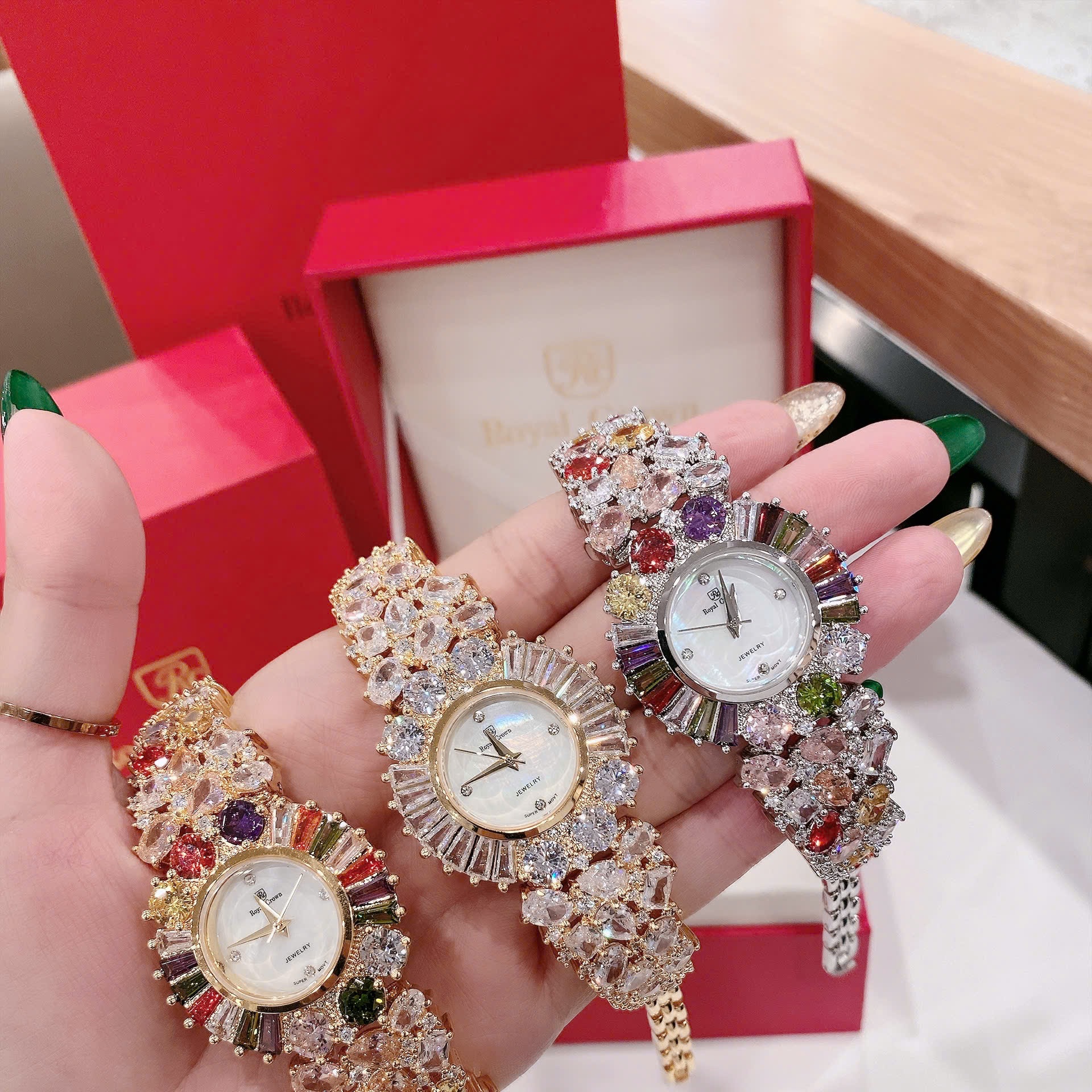 Đồng Hồ Royal Crown Mặt Xà Cừ |Nữ Giới |Đính Pha Lê Nhiều Màu |Lắc Tay Silver |Máy Pin (Quartz) |Size 34mm |donghogiatot.vn