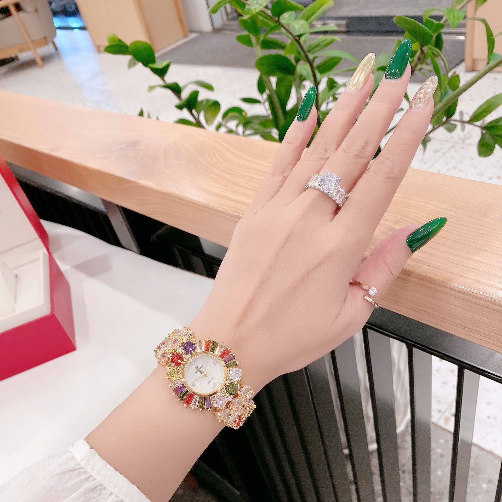 Đồng Hồ Royal Crown Mặt Xà Cừ |Nữ Giới |Đính Pha Lê Nhiều Màu |Lắc Tay Vàng Gold |Máy Pin (Quartz) |Size 34mm |donghogiatot.vn