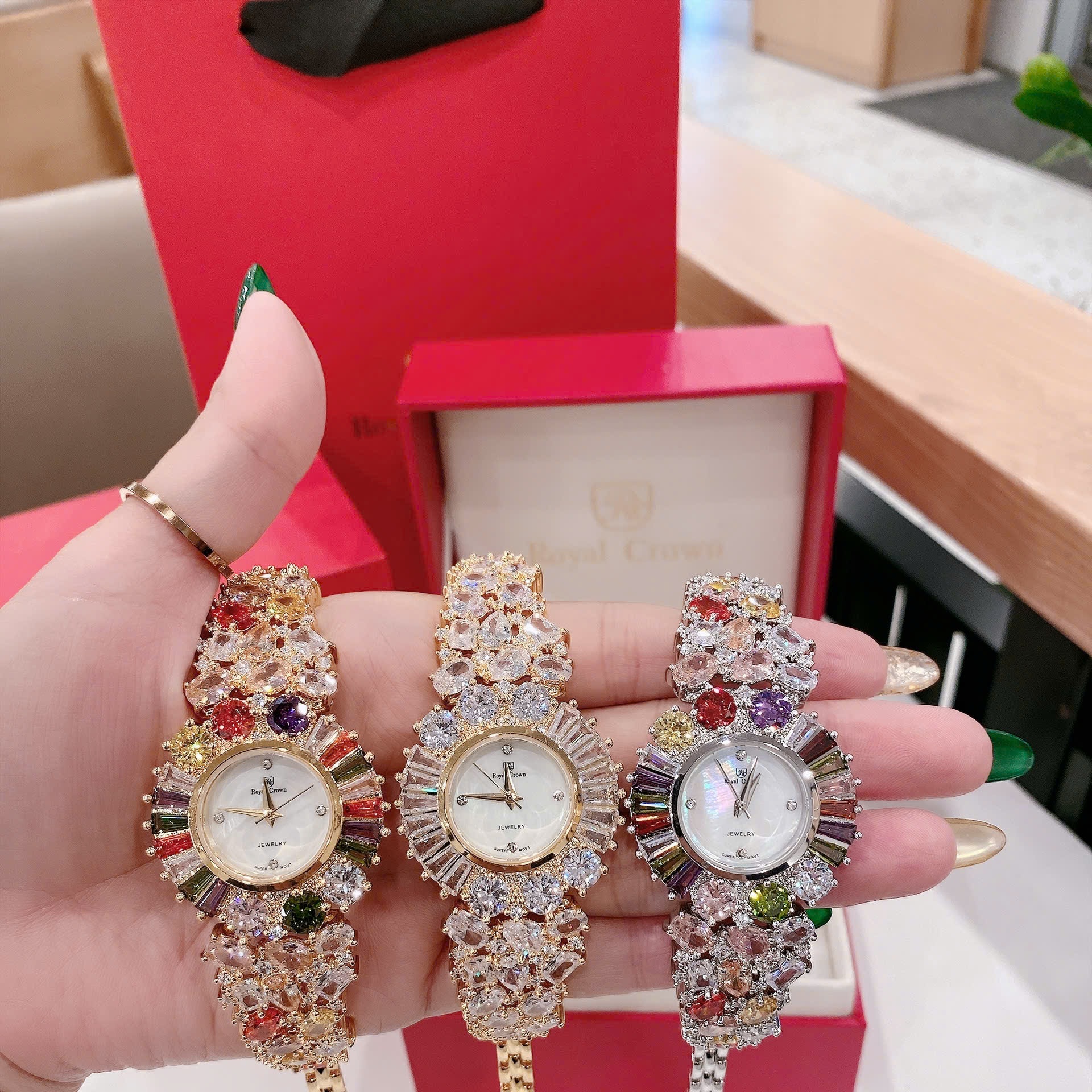 Đồng Hồ Royal Crown Mặt Xà Cừ |Nữ Giới |Đính Pha Lê Nhiều Màu |Lắc Tay Vàng Gold |Máy Pin (Quartz) |Size 34mm |donghogiatot.vn