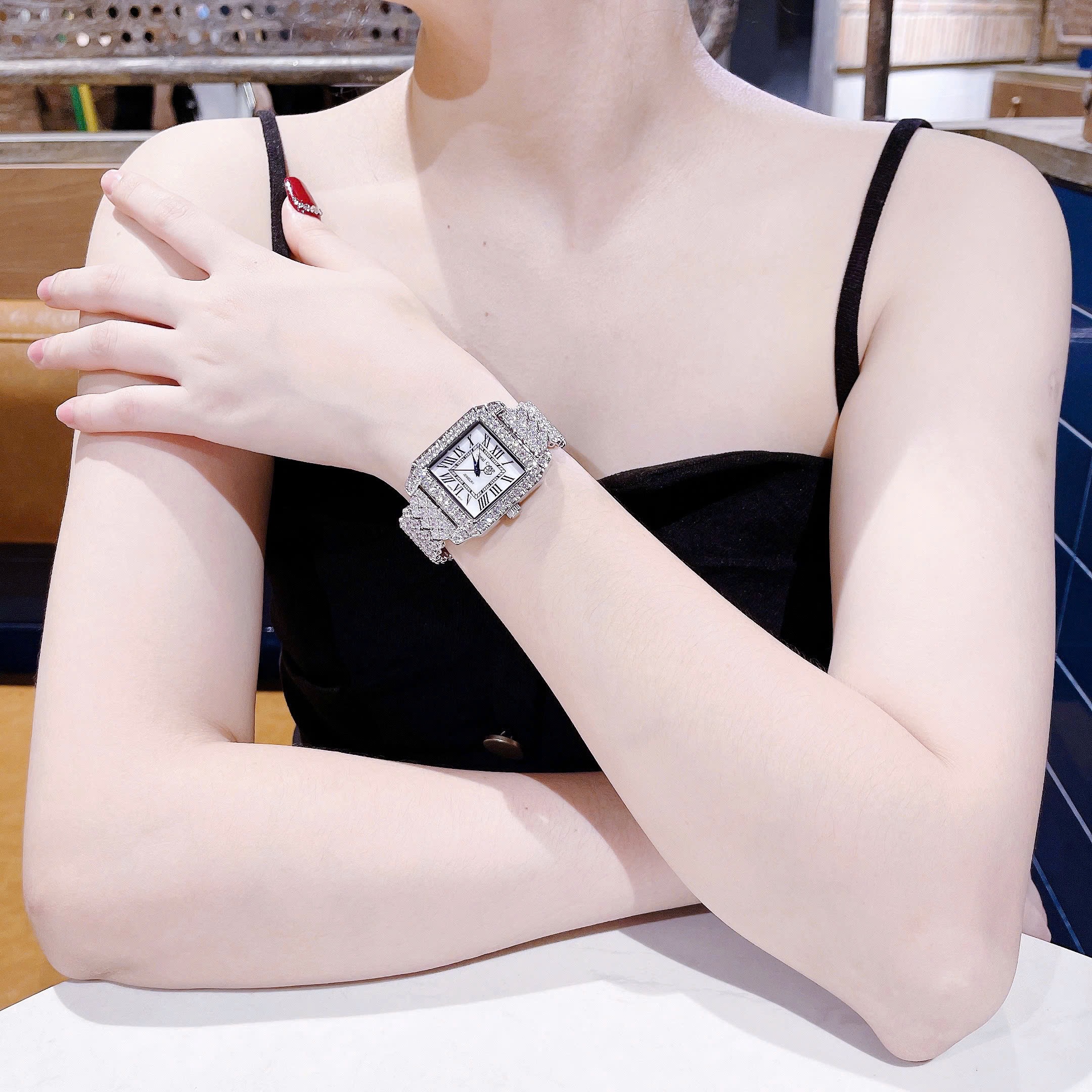 Đồng Hồ Royal Crown Số La Mã |Nữ Giới |Mặt Vuông |Dây Kim Loại Đính Đá |Máy Pin (Quartz) |Size 32mm |donghogiatot.vn