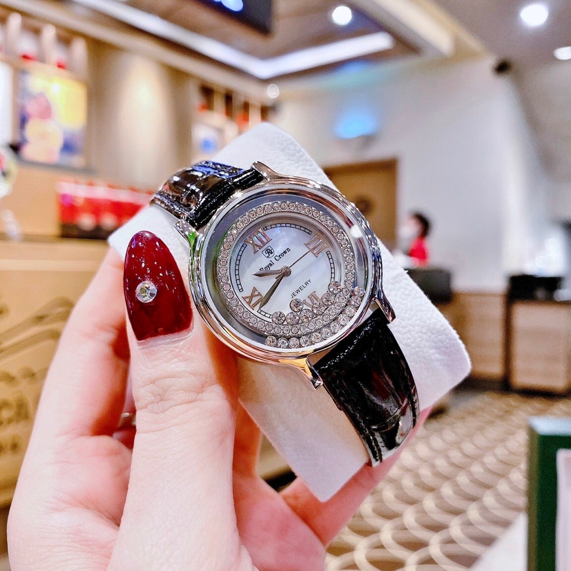 Đồng Hồ Royal Crown Viền Đá Chạy |Nữ Giới |Silver |Dây Da Đen |Máy Pin (Quartz) |Size 35mm |donghogiatot.vn