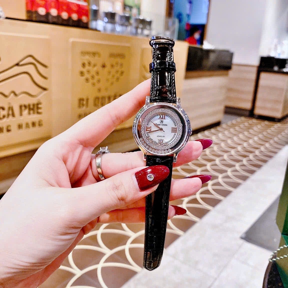 Đồng Hồ Royal Crown Viền Đá Chạy |Nữ Giới |Silver |Dây Da Đen |Máy Pin (Quartz) |Size 35mm |donghogiatot.vn