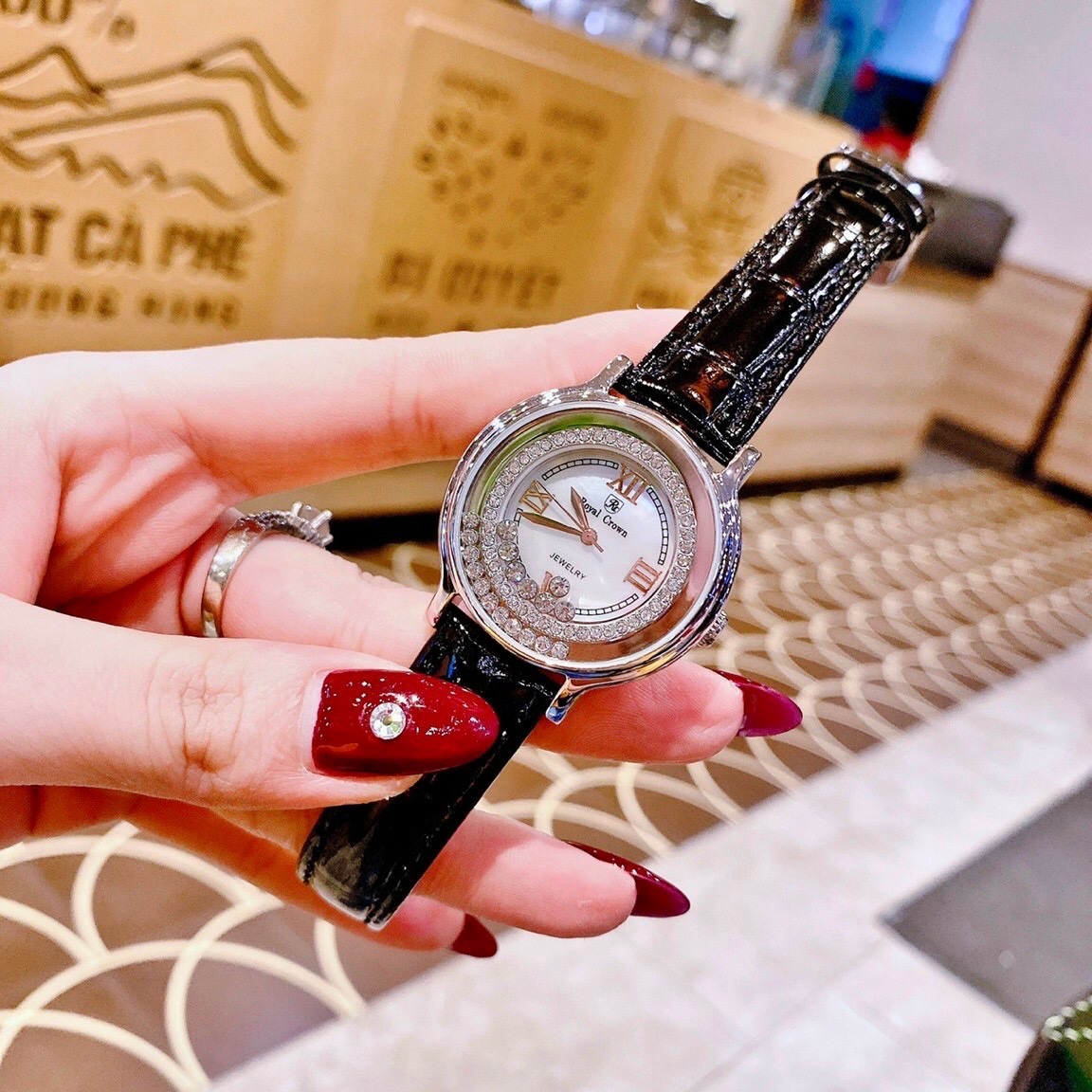 Đồng Hồ Royal Crown Viền Đá Chạy |Nữ Giới |Silver |Dây Da Đen |Máy Pin (Quartz) |Size 35mm |donghogiatot.vn