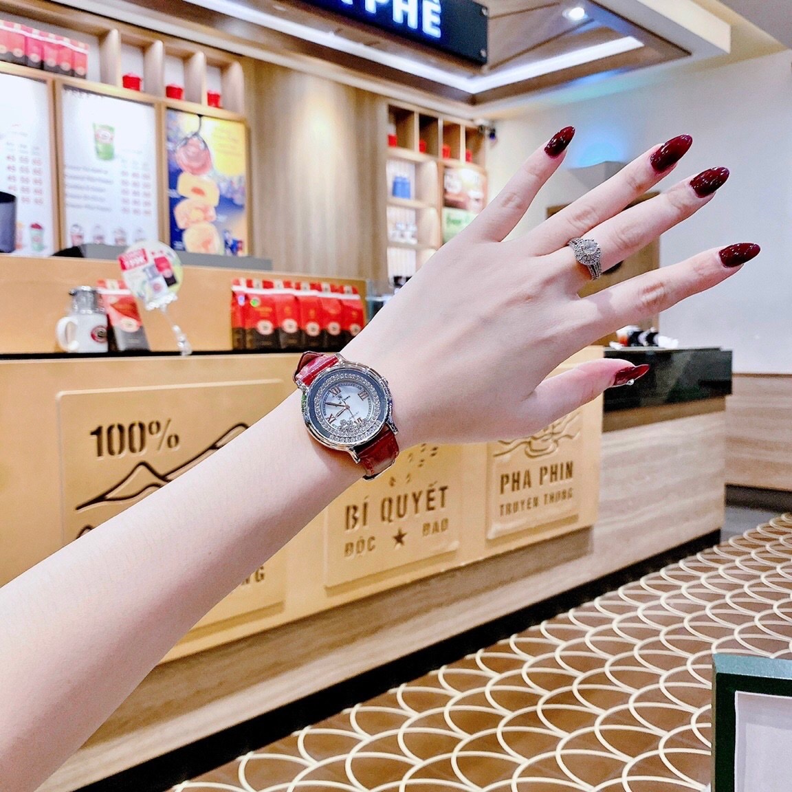 Đồng Hồ Royal Crown Viền Đá Chạy |Nữ Giới |Silver |Dây Da Đỏ |Máy Pin (Quartz) |Size 35mm |donghogiatot.vn