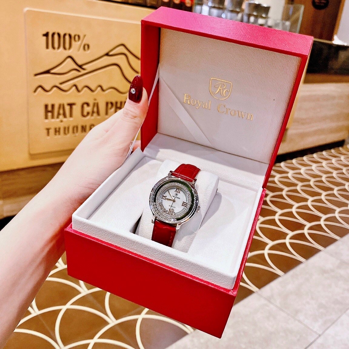 Đồng Hồ Royal Crown Viền Đá Chạy |Nữ Giới |Silver |Dây Da Đỏ |Máy Pin (Quartz) |Size 35mm |donghogiatot.vn