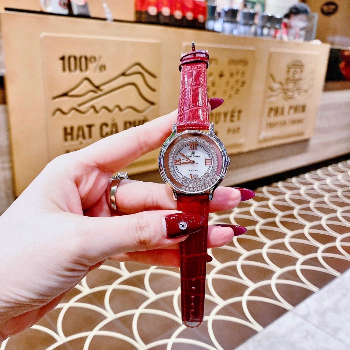 Đồng Hồ Royal Crown Viền Đá Chạy |Nữ Giới |Silver |Dây Da Đỏ |Máy Pin (Quartz) |Size 35mm |donghogiatot.vn
