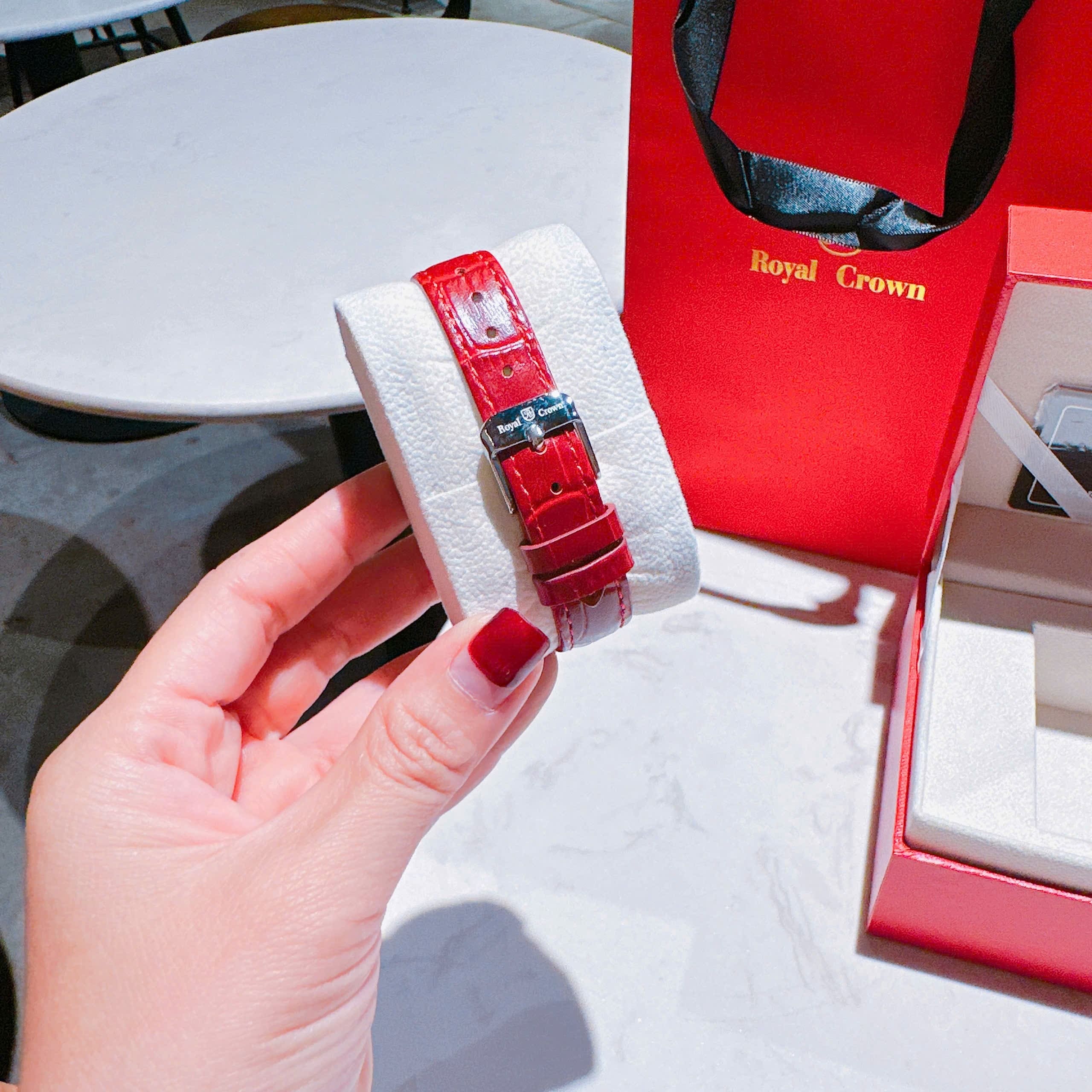 Đồng Hồ Royal Crown Viền Đá Chạy |Nữ Giới |Silver |Dây Da Đỏ |Máy Pin (Quartz) |Size 35mm |donghogiatot.vn