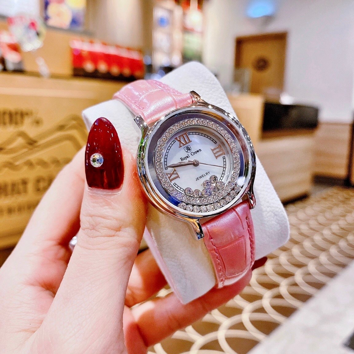 Đồng Hồ Royal Crown Viền Đá Chạy |Nữ Giới |Silver |Dây Da Hồng |Máy Pin (Quartz) |Size 35mm |donghogiatot.vn