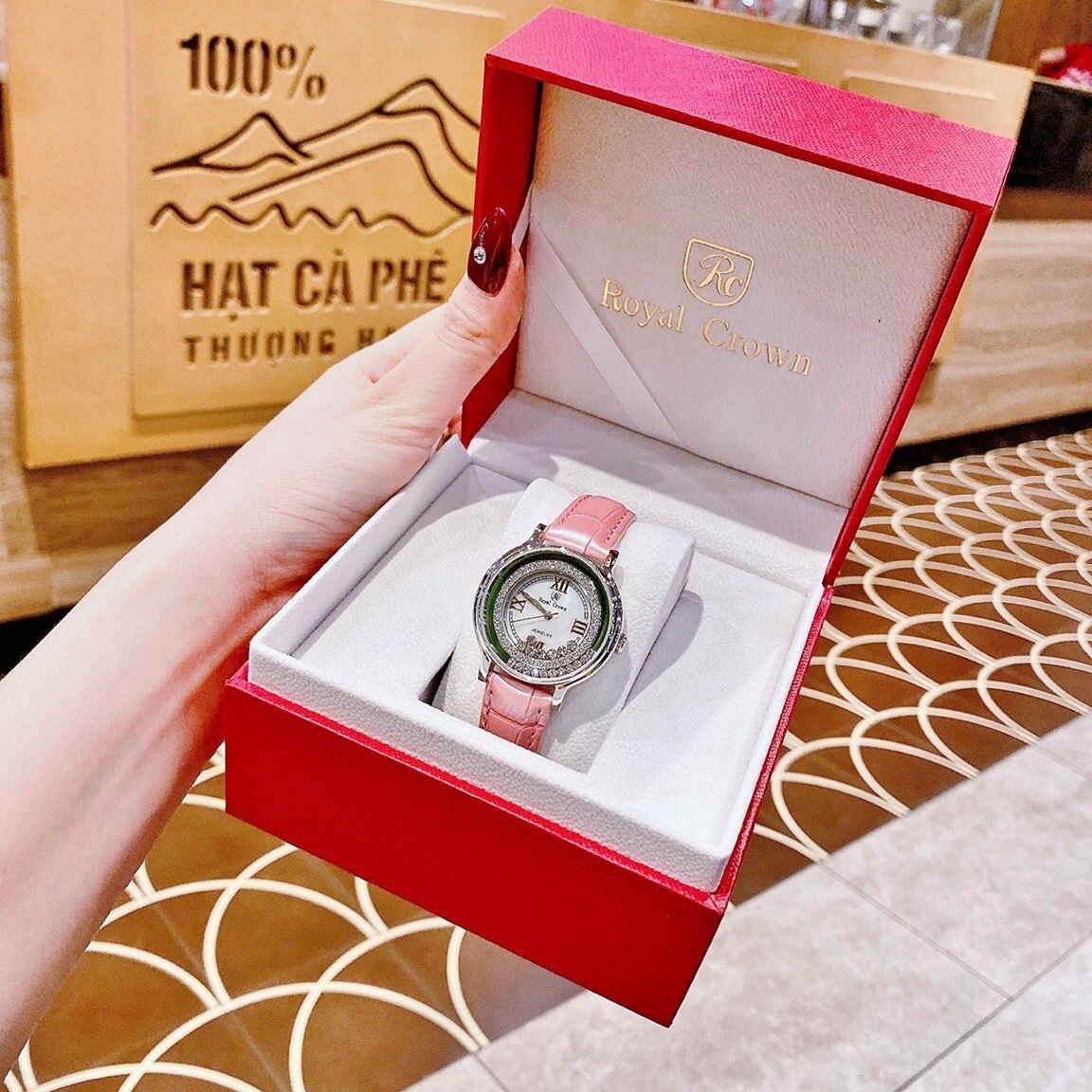 Đồng Hồ Royal Crown Viền Đá Chạy |Nữ Giới |Silver |Dây Da Hồng |Máy Pin (Quartz) |Size 35mm |donghogiatot.vn