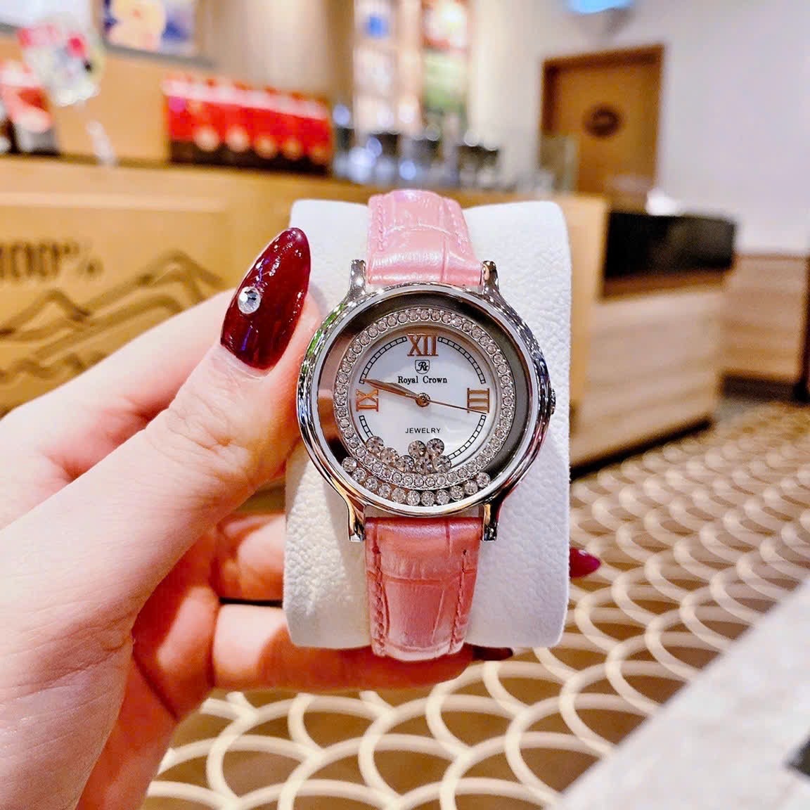 Đồng Hồ Royal Crown Viền Đá Chạy |Nữ Giới |Silver |Dây Da Hồng |Máy Pin (Quartz) |Size 35mm |donghogiatot.vn