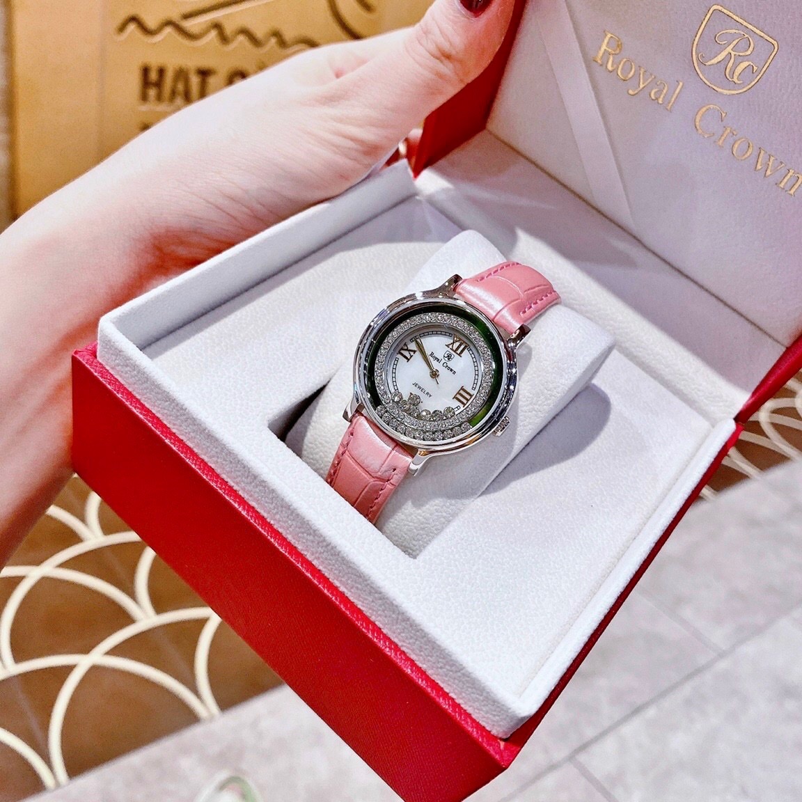 Đồng Hồ Royal Crown Viền Đá Chạy |Nữ Giới |Silver |Dây Da Hồng |Máy Pin (Quartz) |Size 35mm |donghogiatot.vn