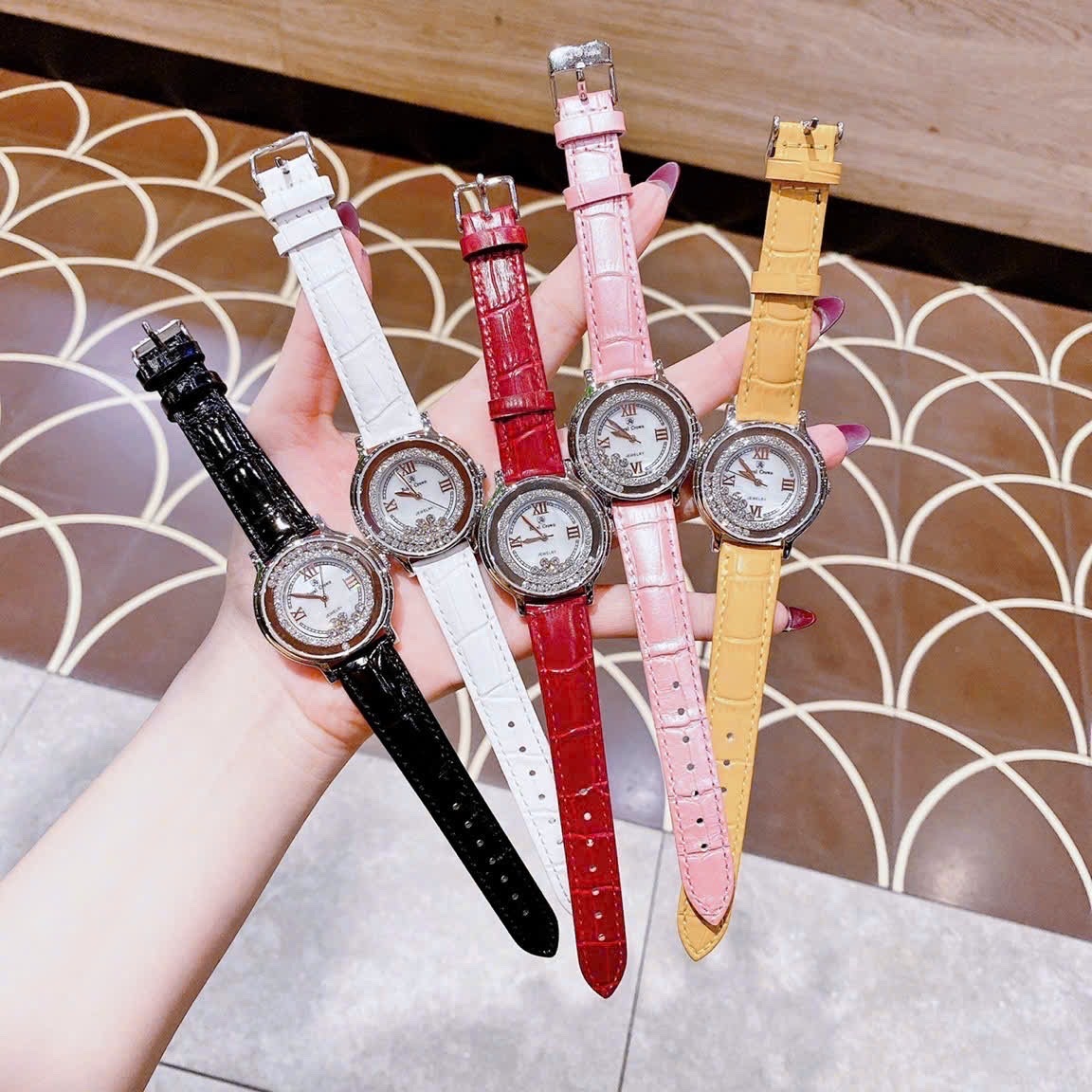 Đồng Hồ Royal Crown Viền Đá Chạy |Nữ Giới |Silver |Dây Da Hồng |Máy Pin (Quartz) |Size 35mm |donghogiatot.vn