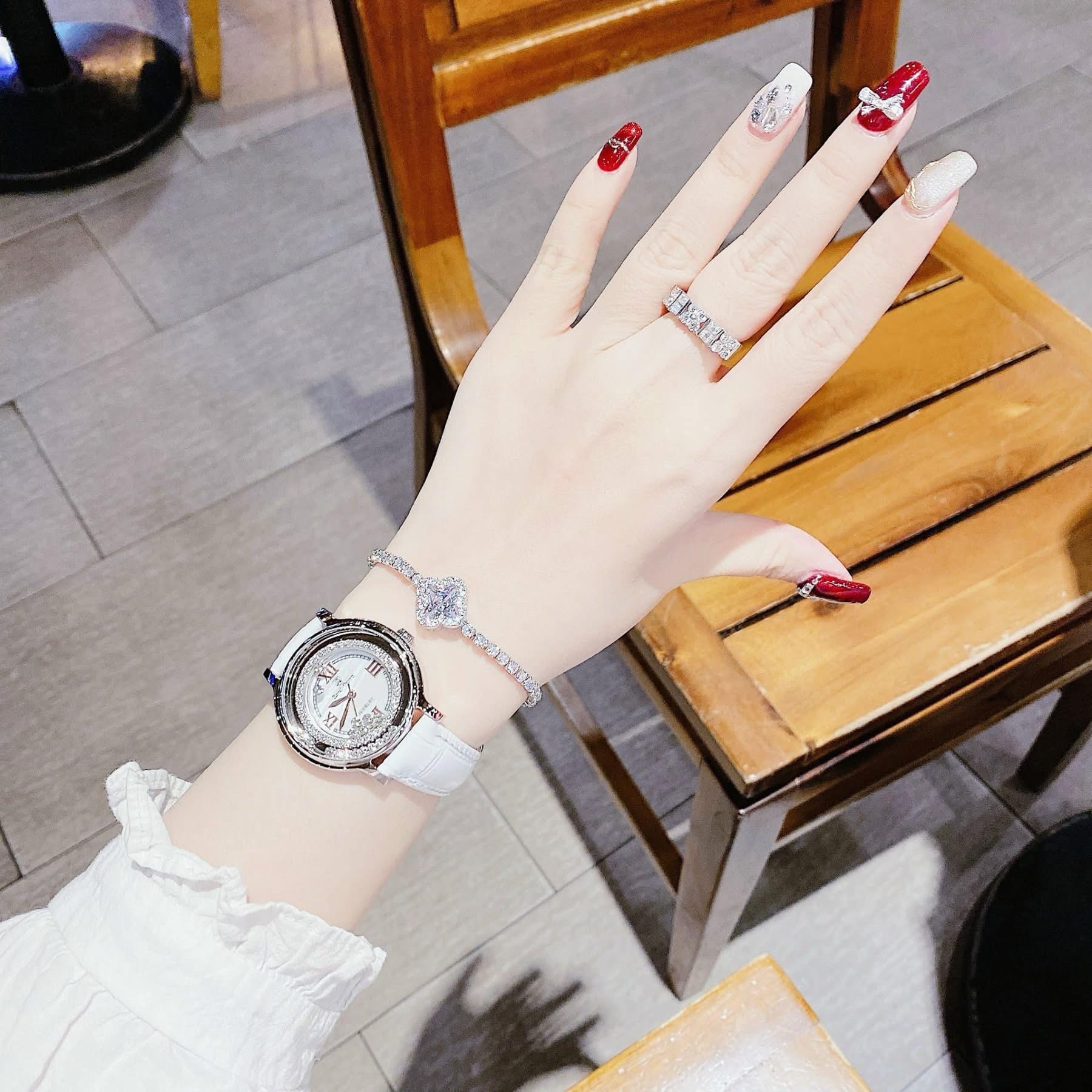 Đồng Hồ Royal Crown Viền Đá Chạy |Nữ Giới |Silver |Dây Da Trắng |Máy Pin (Quartz) |Size 35mm |donghogiatot.vn