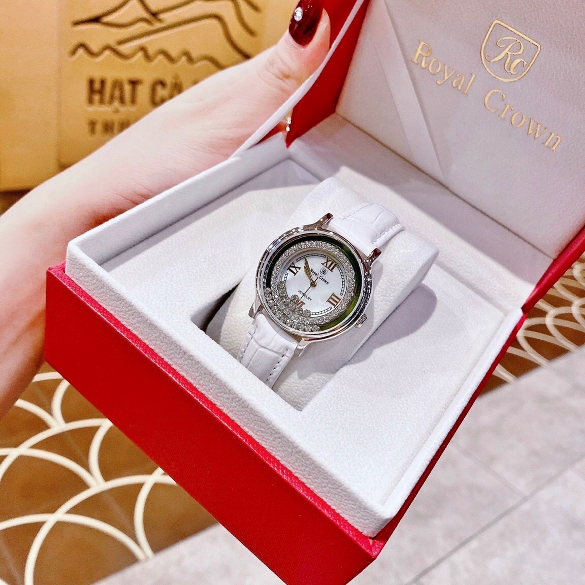 Đồng Hồ Royal Crown Viền Đá Chạy |Nữ Giới |Silver |Dây Da Trắng |Máy Pin (Quartz) |Size 35mm |donghogiatot.vn