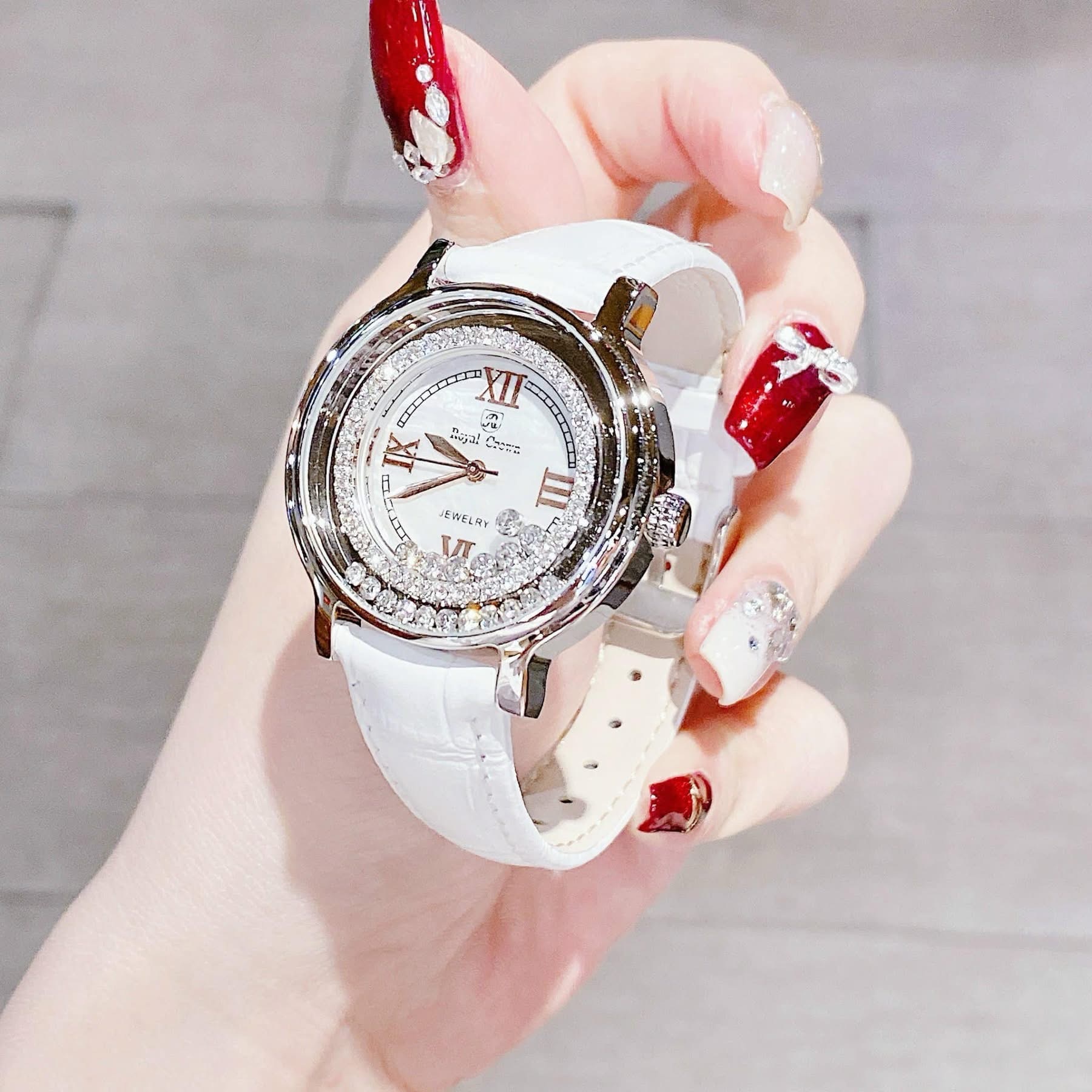 Đồng Hồ Royal Crown Viền Đá Chạy |Nữ Giới |Silver |Dây Da Trắng |Máy Pin (Quartz) |Size 35mm |donghogiatot.vn