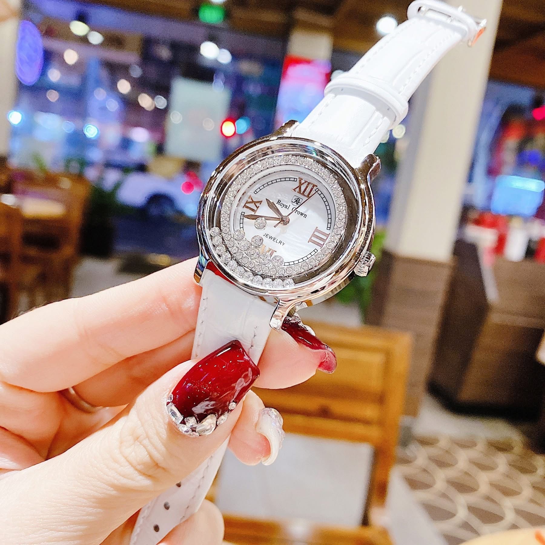 Đồng Hồ Royal Crown Viền Đá Chạy |Nữ Giới |Silver |Dây Da Trắng |Máy Pin (Quartz) |Size 35mm |donghogiatot.vn