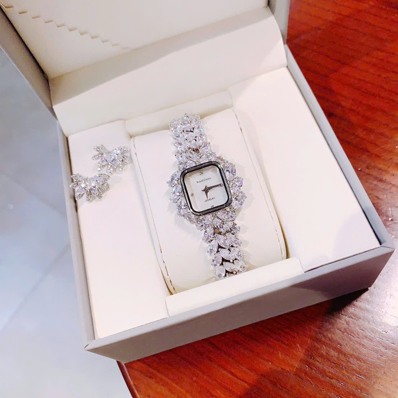 Đồng Hồ Royal Crown Xà Cừ |Nữ Giới |Mặt Vuông |Dây Kim Loại Đính Đá |Máy Pin (Quartz) |Size 28mm |donghogiatot.vn