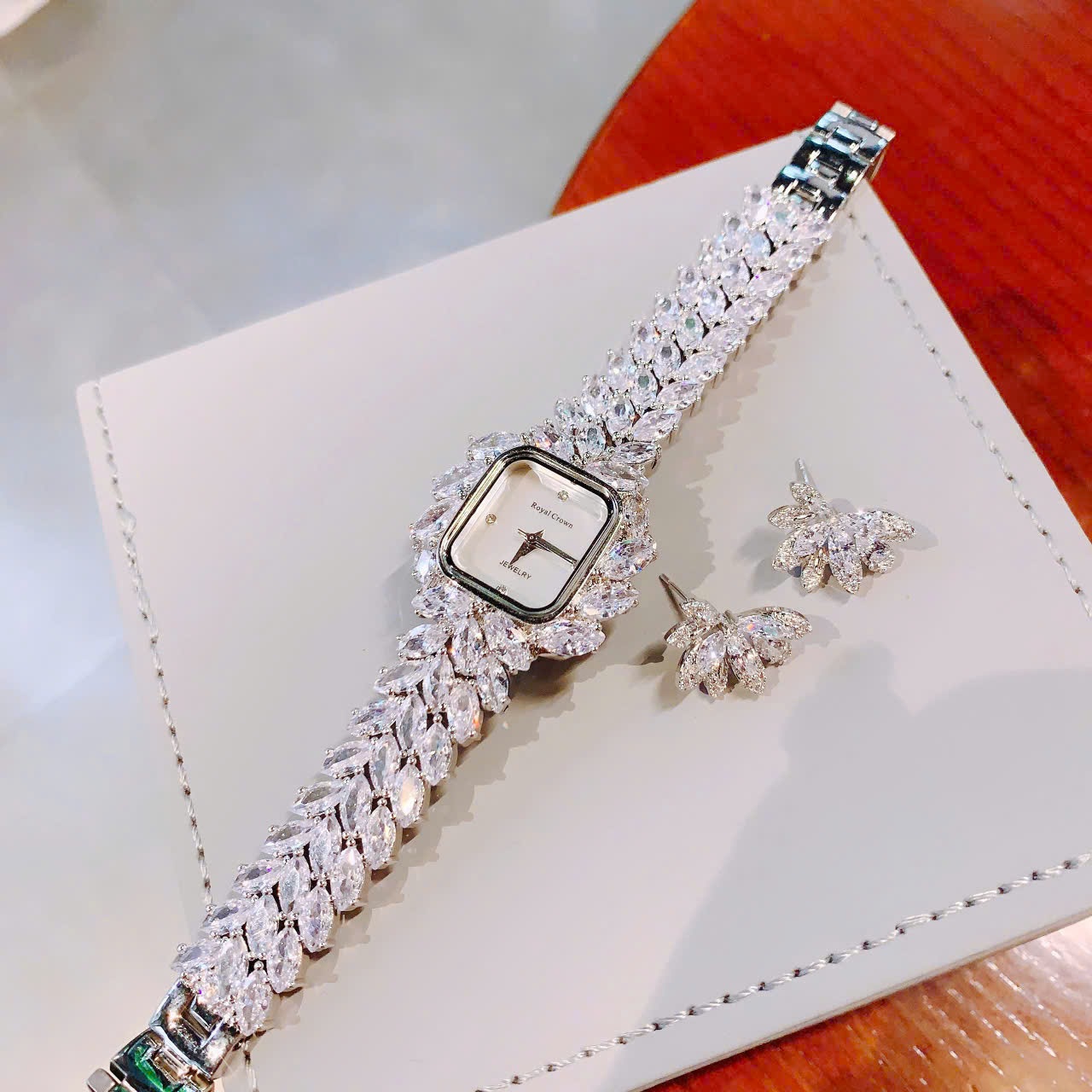 Đồng Hồ Royal Crown Xà Cừ |Nữ Giới |Mặt Vuông |Dây Kim Loại Đính Đá |Máy Pin (Quartz) |Size 28mm |donghogiatot.vn