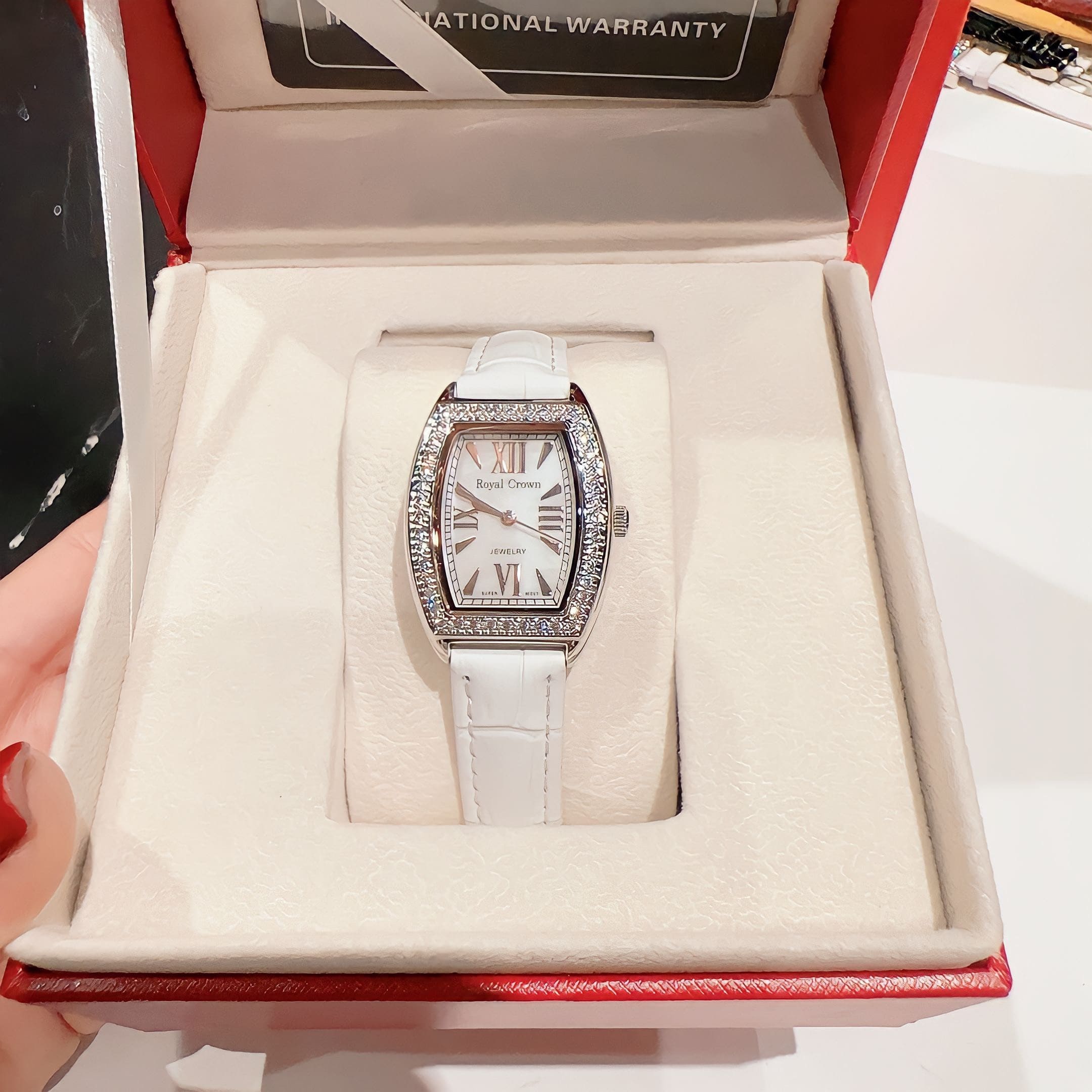 Đồng Hồ Royal Crown Mặt Oval |Nữ Giới |Đính Đá |Dây Da Trắng |Máy Pin (Quartz) |Size 24x30mm |Donghogiatot.vn