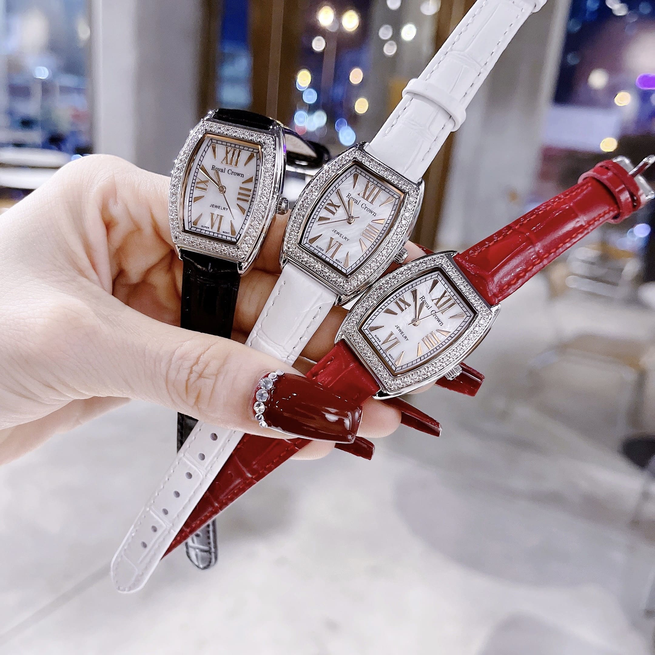 Đồng Hồ Royal Crown Mặt Oval |Nữ Giới |Đính Đá |Dây Da Trắng |Máy Pin (Quartz) |Size 24x30mm |Donghogiatot.vn