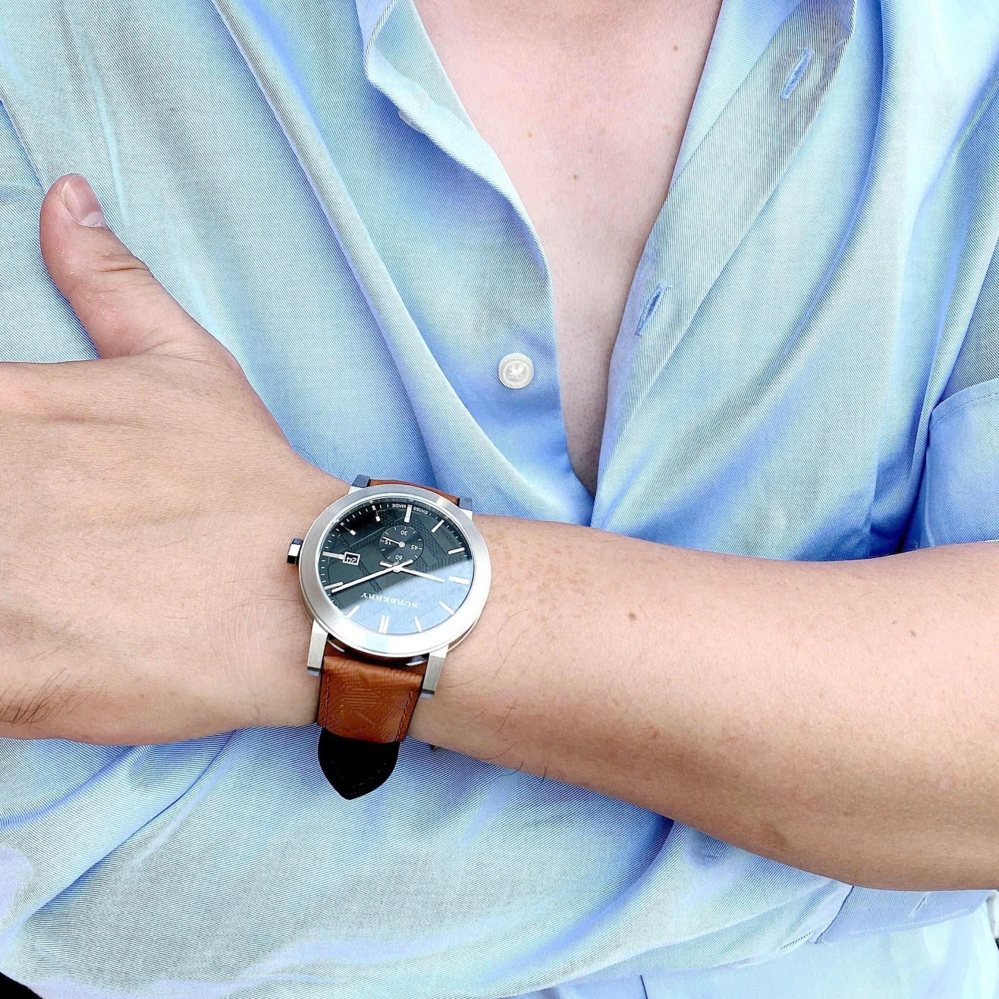 Đồng Hồ Burberry The City Embossed |Nam Giới |Mặt Đen |Dây Da Nâu |Máy Pin (Quartz) |Size 42mm |donghogiatot.vn