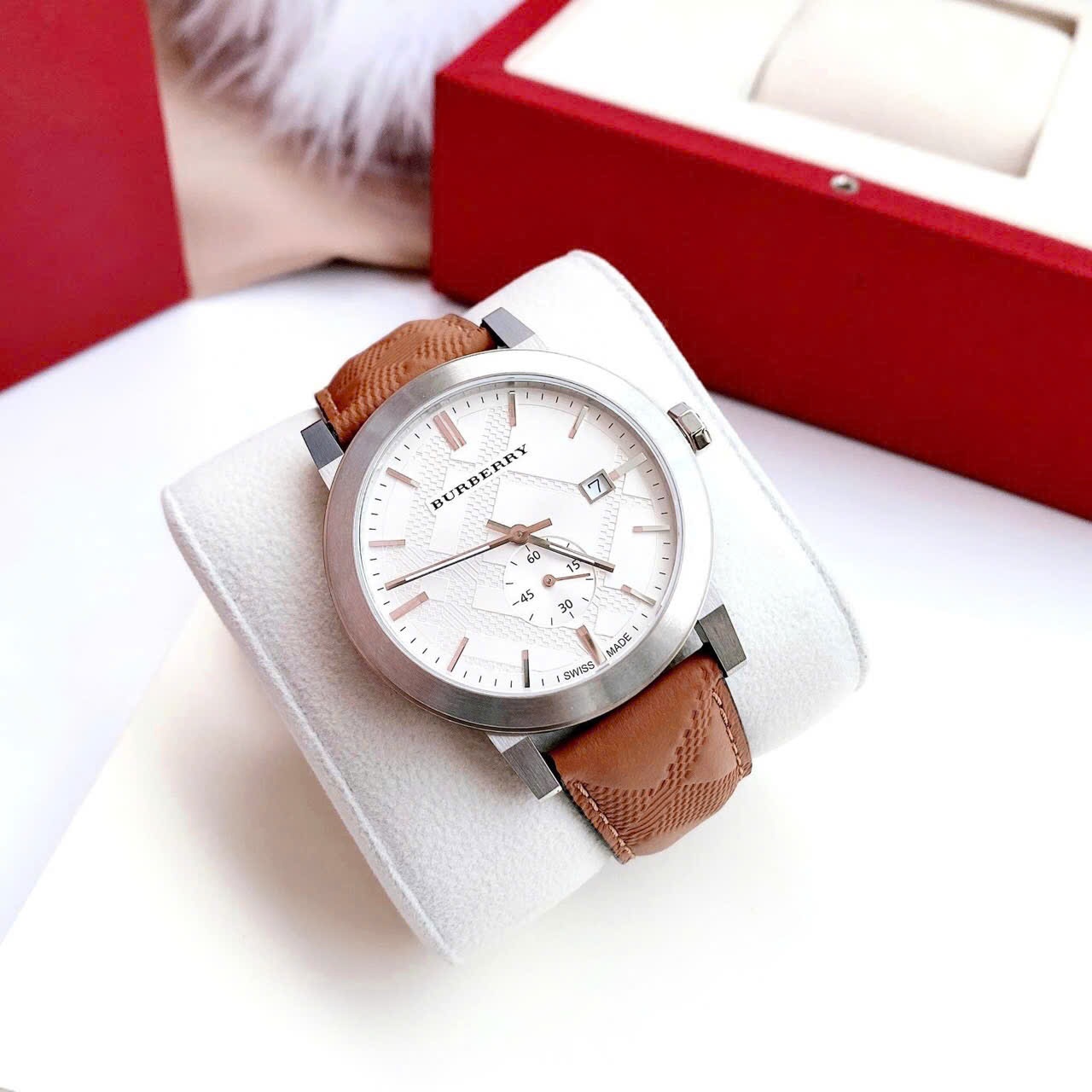 Đồng Hồ Burberry The City Embossed |Nam Giới |Mặt Trắng |Dây Da Nâu |Máy Pin (Quartz) |Size 42mm |donghogiatot.vn
