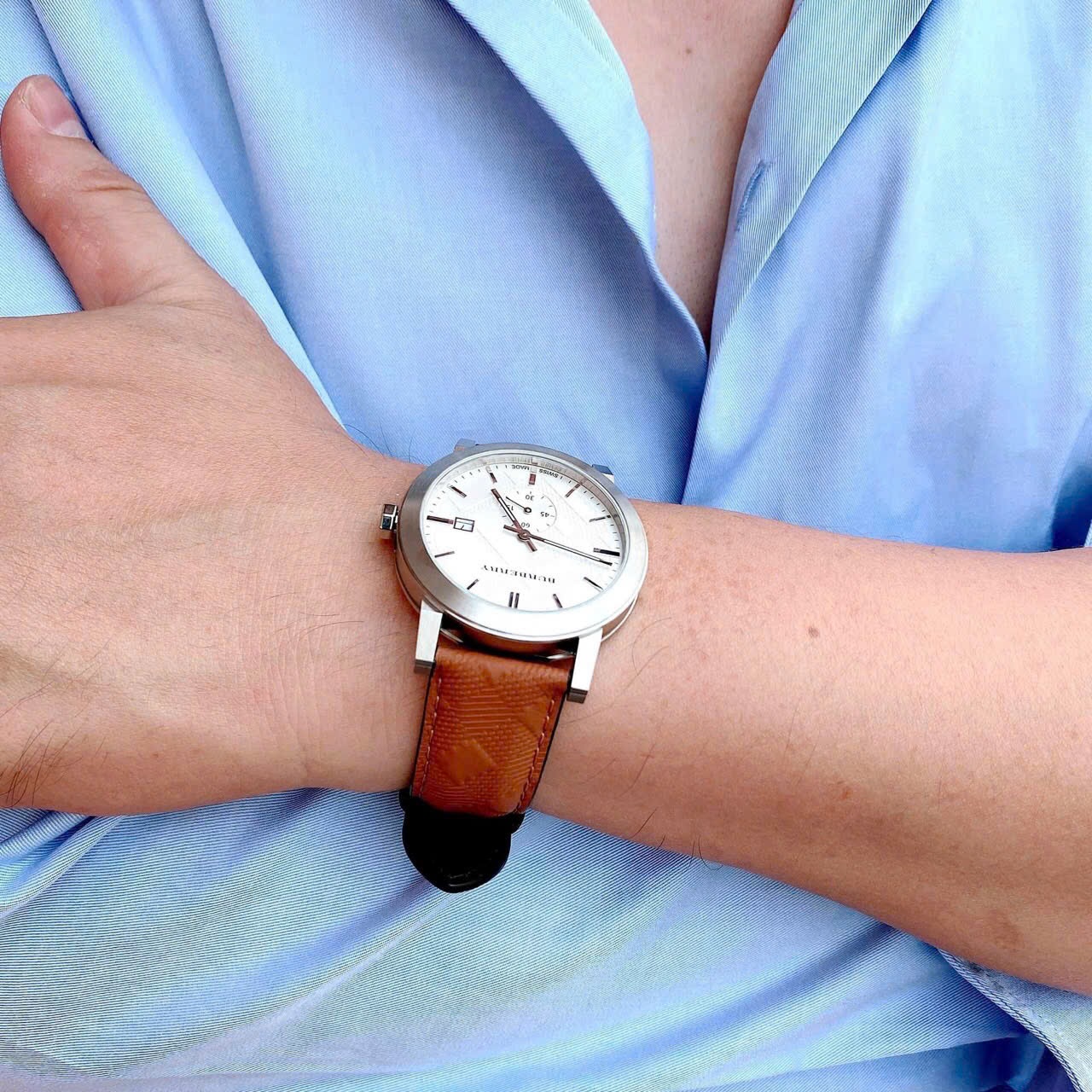 Đồng Hồ Burberry The City Embossed |Nam Giới |Mặt Trắng |Dây Da Nâu |Máy Pin (Quartz) |Size 42mm |donghogiatot.vn