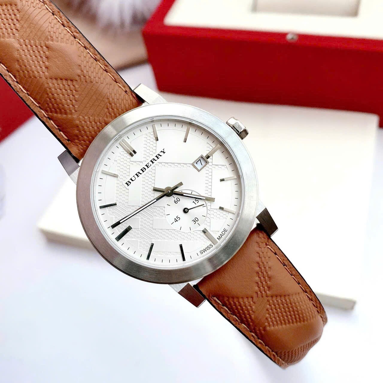 Đồng Hồ Burberry The City Embossed |Nam Giới |Mặt Trắng |Dây Da Nâu |Máy Pin (Quartz) |Size 42mm |donghogiatot.vn