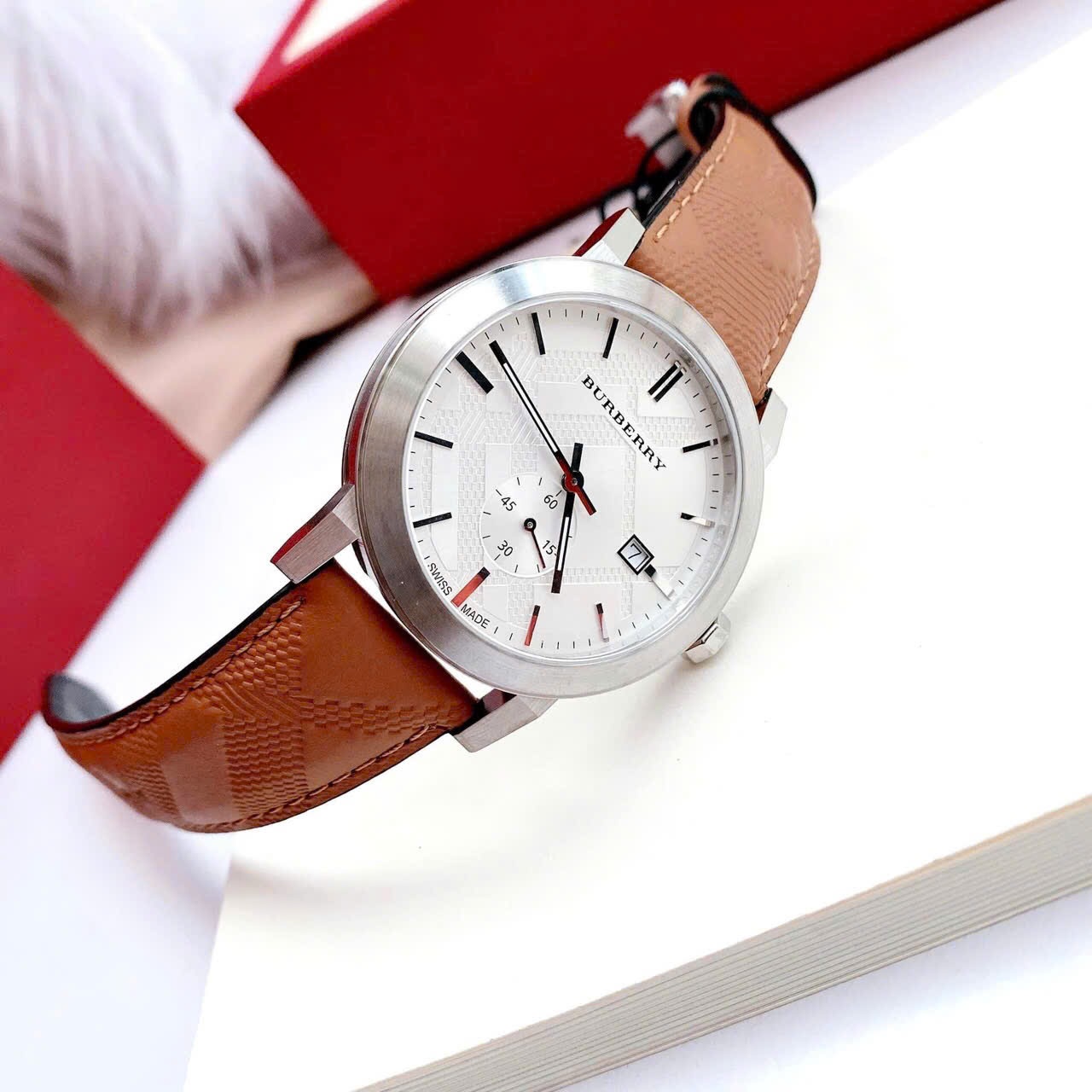 Đồng Hồ Burberry The City Embossed |Nam Giới |Mặt Trắng |Dây Da Nâu |Máy Pin (Quartz) |Size 42mm |donghogiatot.vn