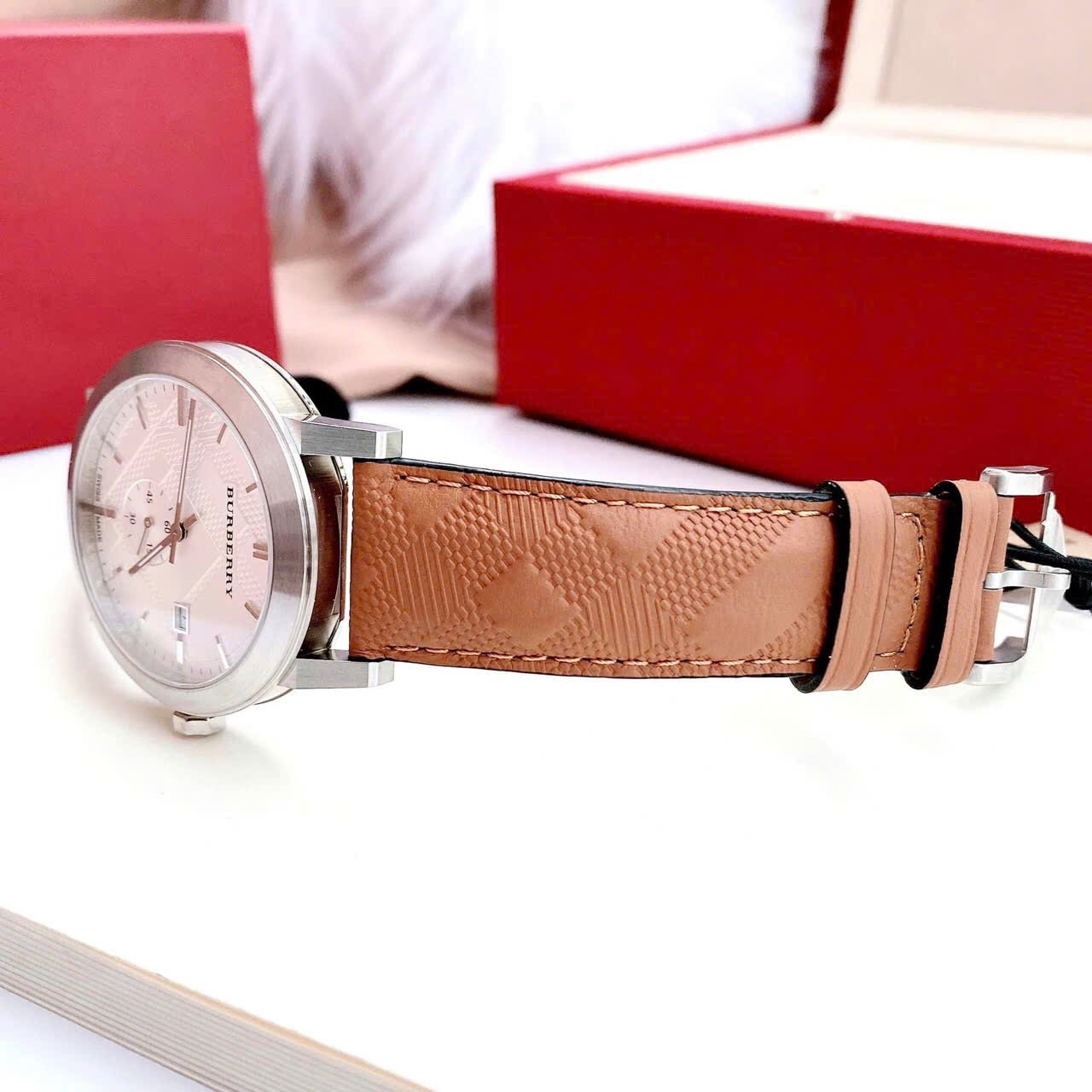 Đồng Hồ Burberry The City Embossed |Nam Giới |Mặt Trắng |Dây Da Nâu |Máy Pin (Quartz) |Size 42mm |donghogiatot.vn