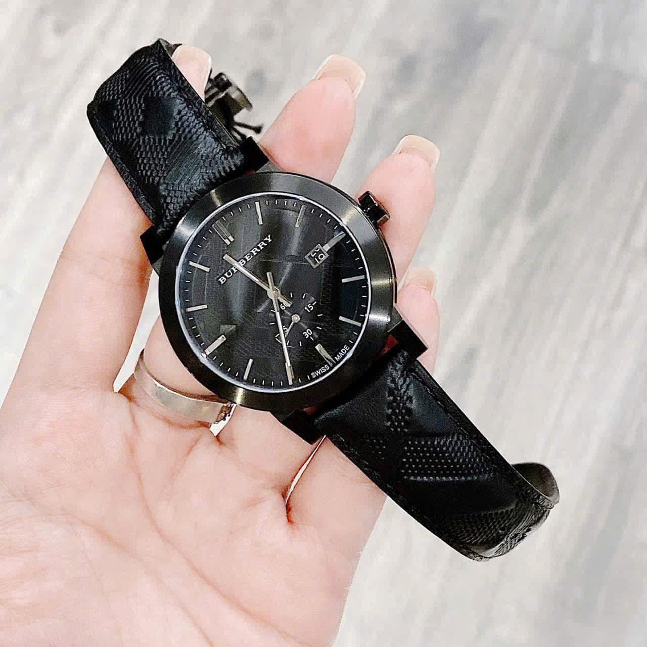 Đồng Hồ Burberry The City Embossed |Nam Giới |Mặt Tròn |Dây Da Đen |Máy Pin (Quartz) |Size 42mm |donghogiatot.vn