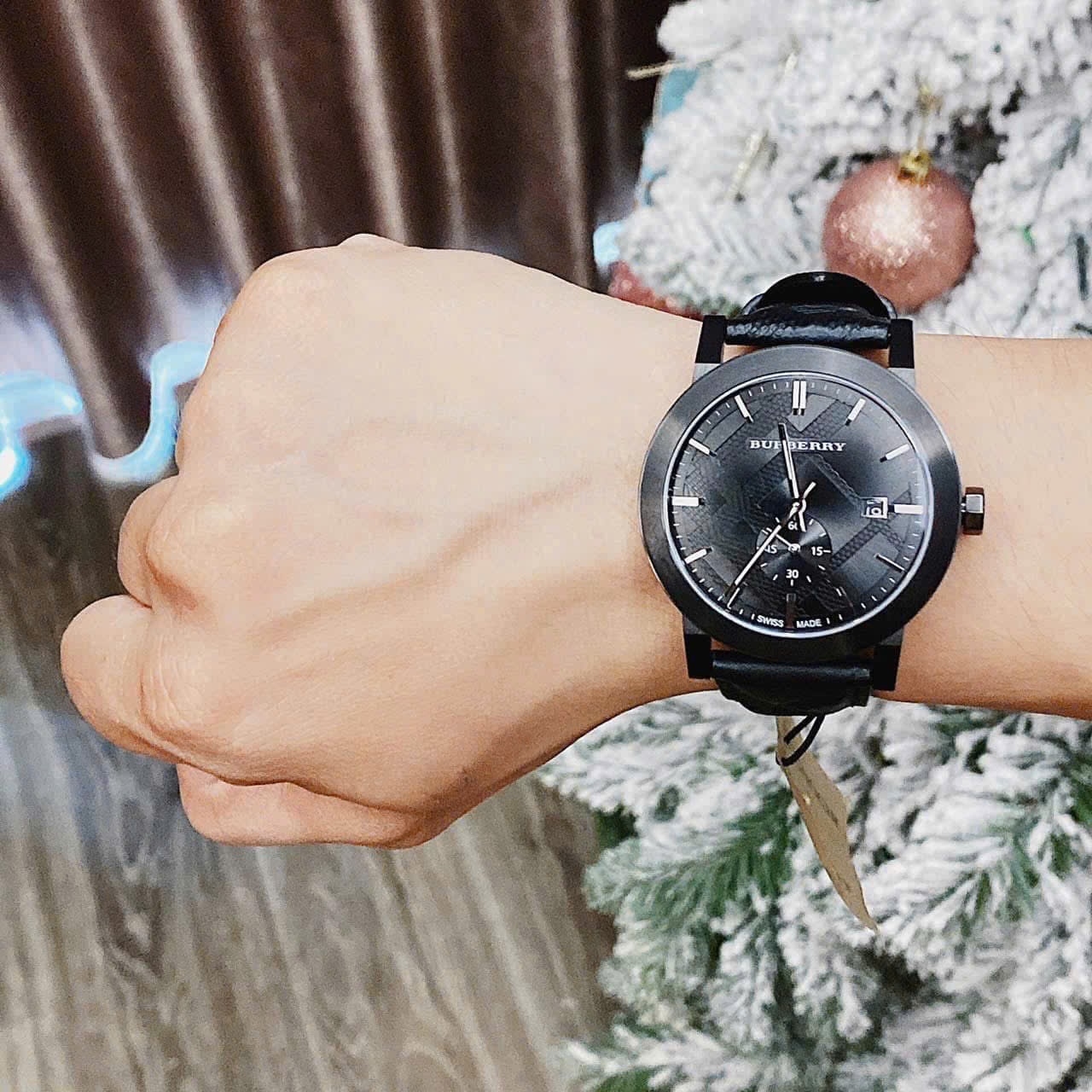 Đồng Hồ Burberry The City Embossed |Nam Giới |Mặt Tròn |Dây Da Đen |Máy Pin (Quartz) |Size 42mm |donghogiatot.vn