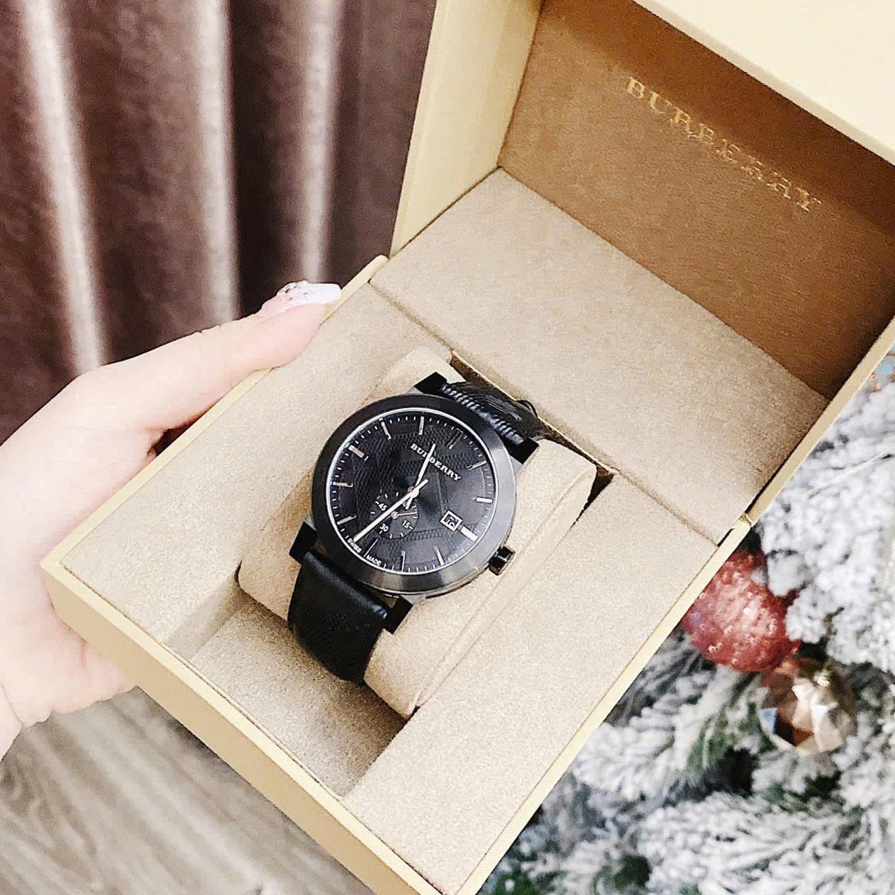 Đồng Hồ Burberry The City Embossed |Nam Giới |Mặt Tròn |Dây Da Đen |Máy Pin (Quartz) |Size 42mm |donghogiatot.vn