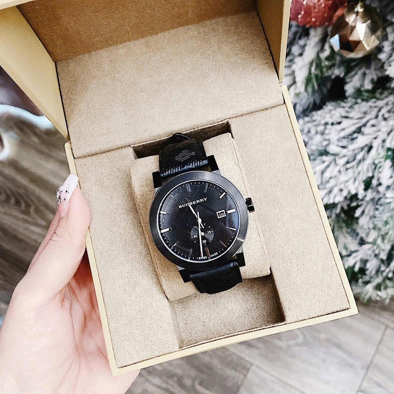 Đồng Hồ Burberry The City Embossed |Nam Giới |Mặt Tròn |Dây Da Đen |Máy Pin (Quartz) |Size 42mm |donghogiatot.vn