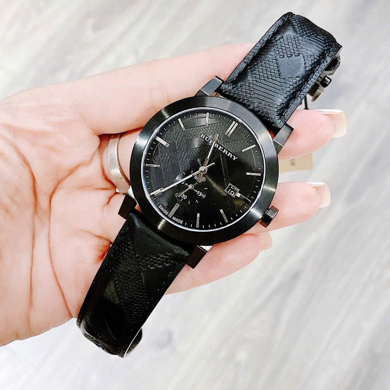 Đồng Hồ Burberry The City Embossed |Nam Giới |Mặt Tròn |Dây Da Đen |Máy Pin (Quartz) |Size 42mm |donghogiatot.vn