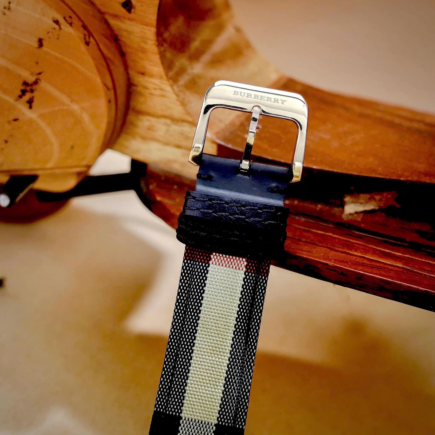 Đồng Hồ Burberry Honey Check |Nam Giới |Vàng Gold |Dây Vải Sọc |Máy Pin (Quartz) |Size 40mm |donghogiatot.vn