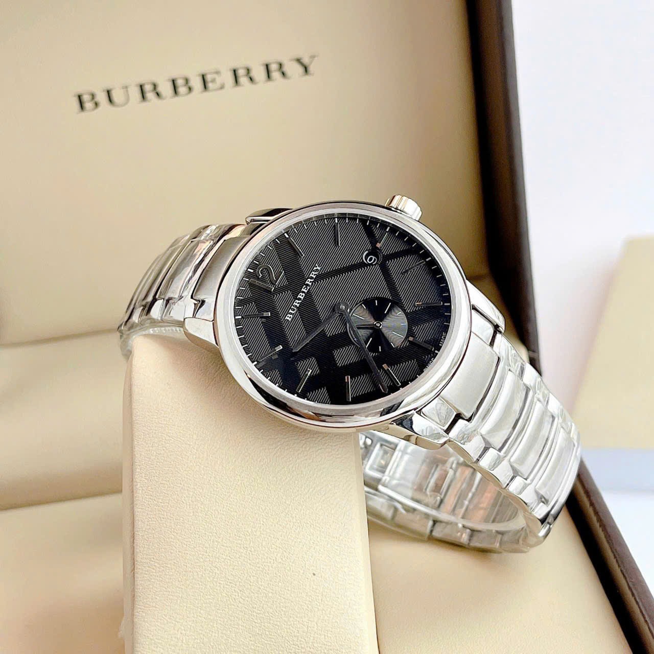 Đồng Hồ Burberry The City |Nam Giới |Mặt Đen |Dây Kim Loại Trắng Silver |Máy Pin (Quartz) |Size 40mm |donghogiatot.vn