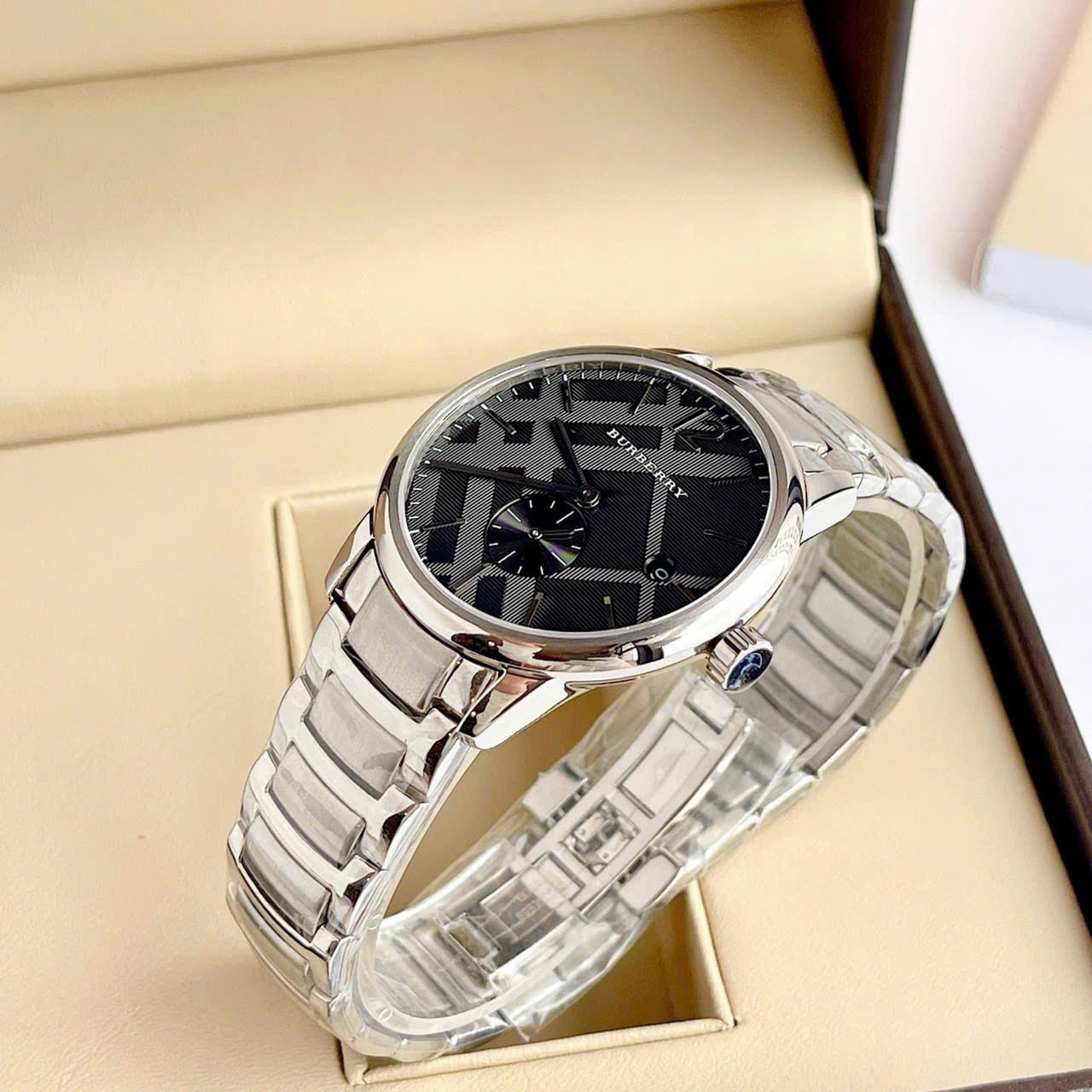 Đồng Hồ Burberry The City |Nam Giới |Mặt Đen |Dây Kim Loại Trắng Silver |Máy Pin (Quartz) |Size 40mm |donghogiatot.vn