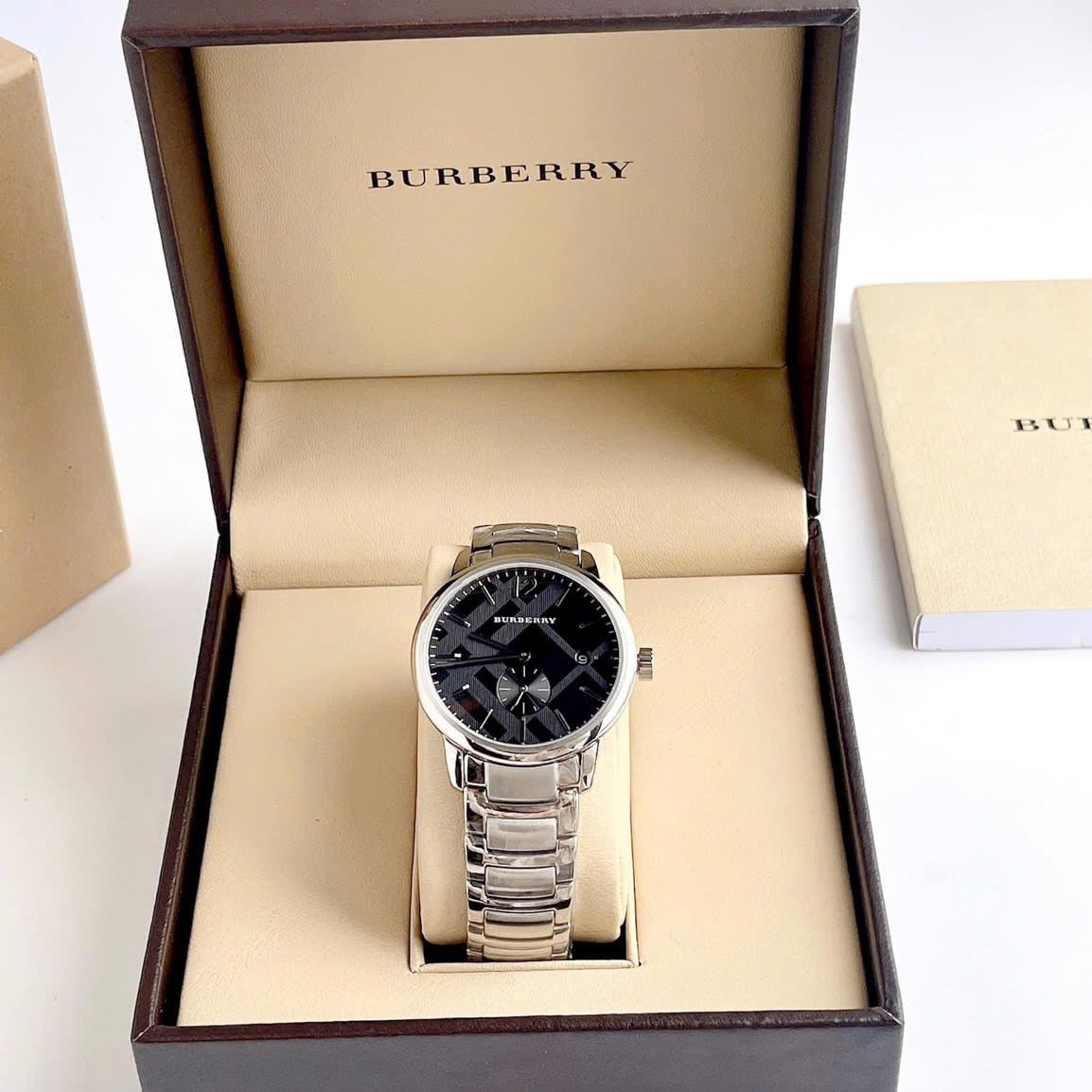 Đồng Hồ Burberry The City |Nam Giới |Mặt Đen |Dây Kim Loại Trắng Silver |Máy Pin (Quartz) |Size 40mm |donghogiatot.vn