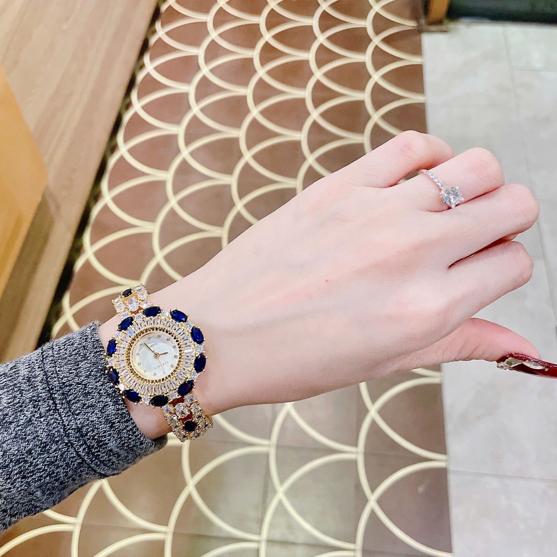 Đồng Hồ Versace Bông Hoa Tuyết |Nữ Giới |Đính Đá Xanh Dương |Lắc Tay Vàng Gold |Máy Pin (Quartz) |Size 36mm |donghogiatot.vn
