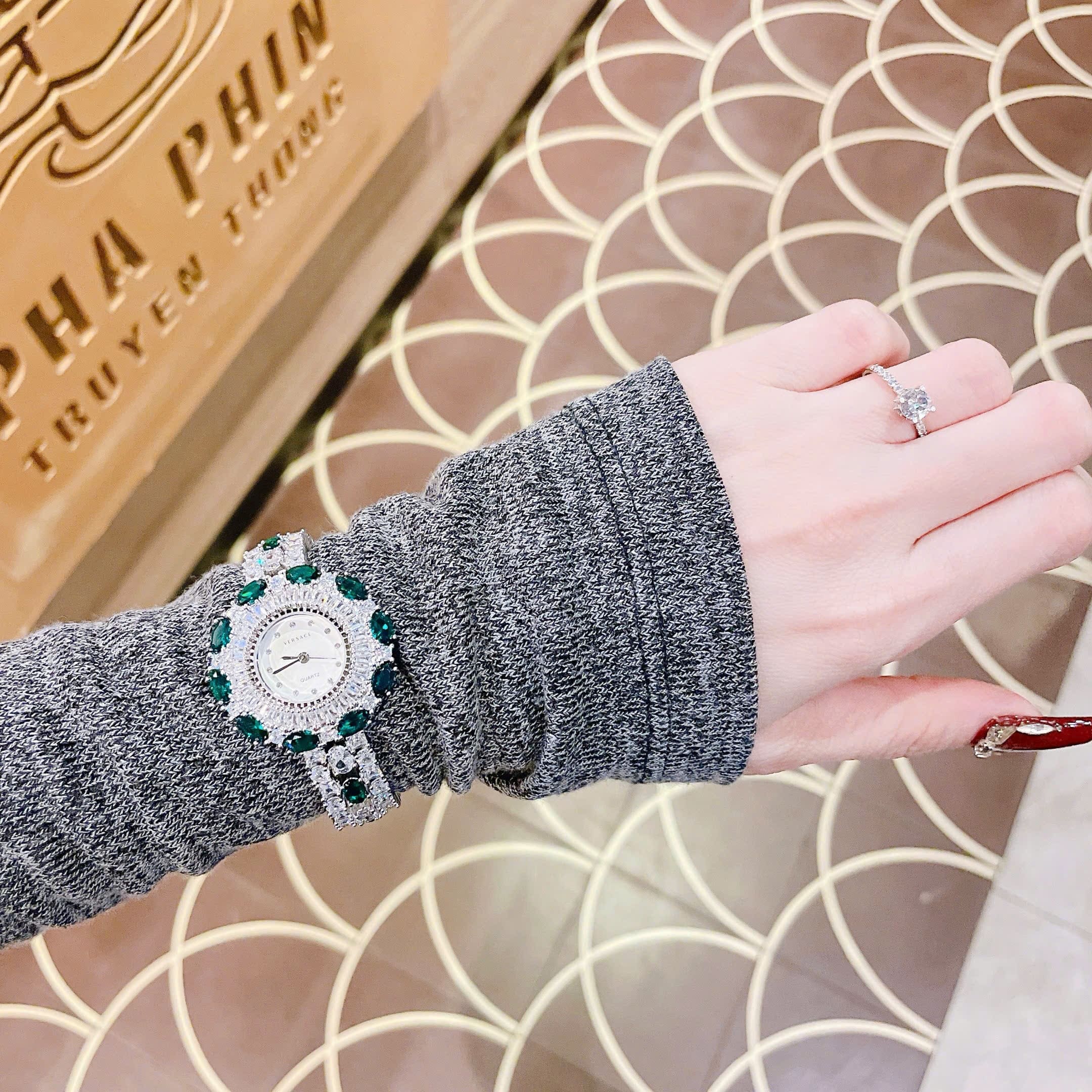 Đồng Hồ Versace Bông Hoa Tuyết |Nữ Giới |Đính Đá Xanh Lá |Lắc Tay Silver |Máy Pin (Quartz) |Size 36mm |donghogiatot.vn