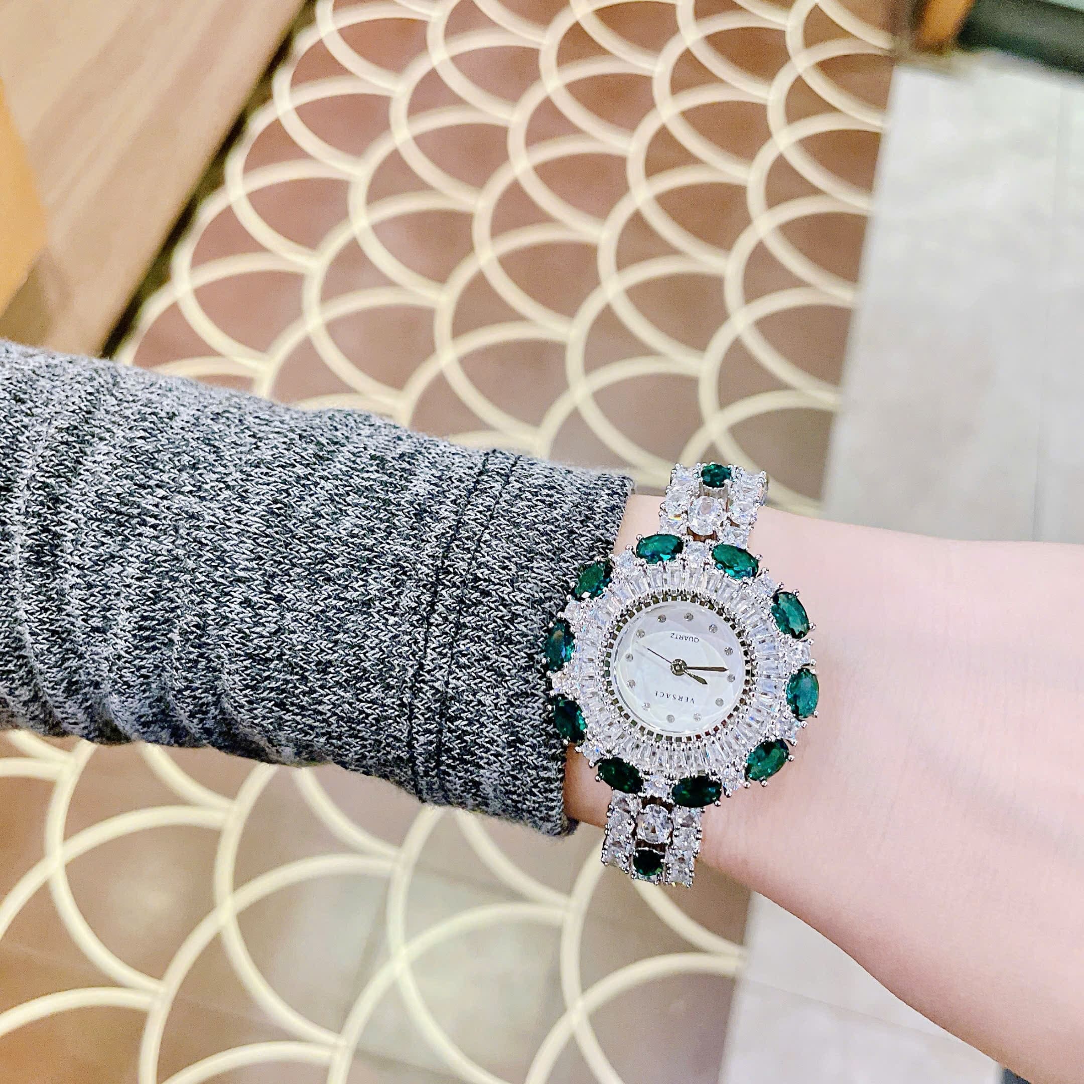 Đồng Hồ Versace Bông Hoa Tuyết |Nữ Giới |Đính Đá Xanh Lá |Lắc Tay Silver |Máy Pin (Quartz) |Size 36mm |donghogiatot.vn