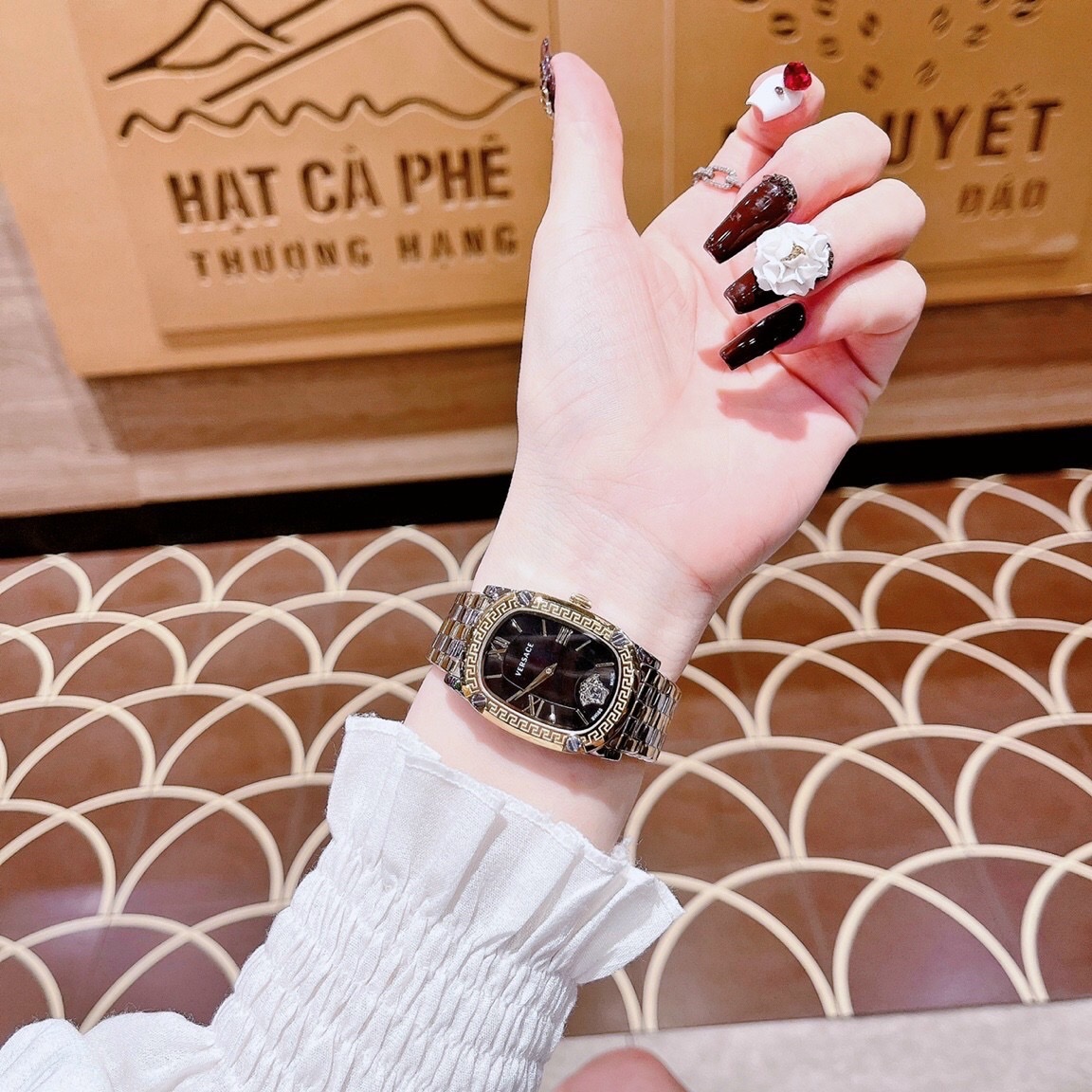 Đồng Hồ Versace Couture |Nữ Giới |Mặt Chữ Nhật Đen |Dây Kim Loại Demi Vàng |Máy Pin (Quartz) |Size 30x38mm |donghogiatot.vn